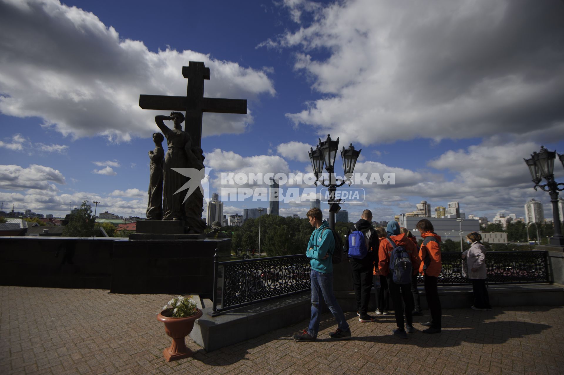 Екатеринбург. Дети из отряда \'Каравелла\' у Храма-на-крови в котором проходит прощание с детским писателем и основателем детского отряда \'Каравелла\' Владиславом Крапивиным