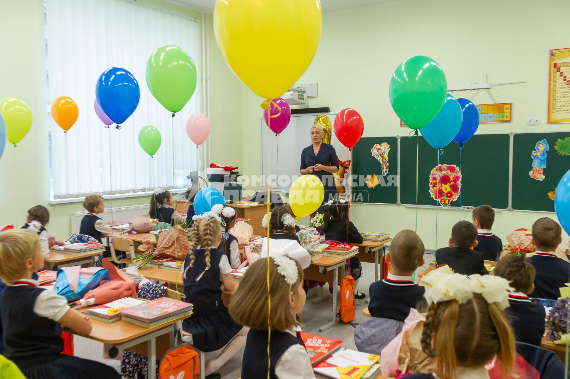 Ленинградская область. г.Мурино. Первое сентября. Ученики на первом уроке в школе \"Муринский центр образования № 2\".