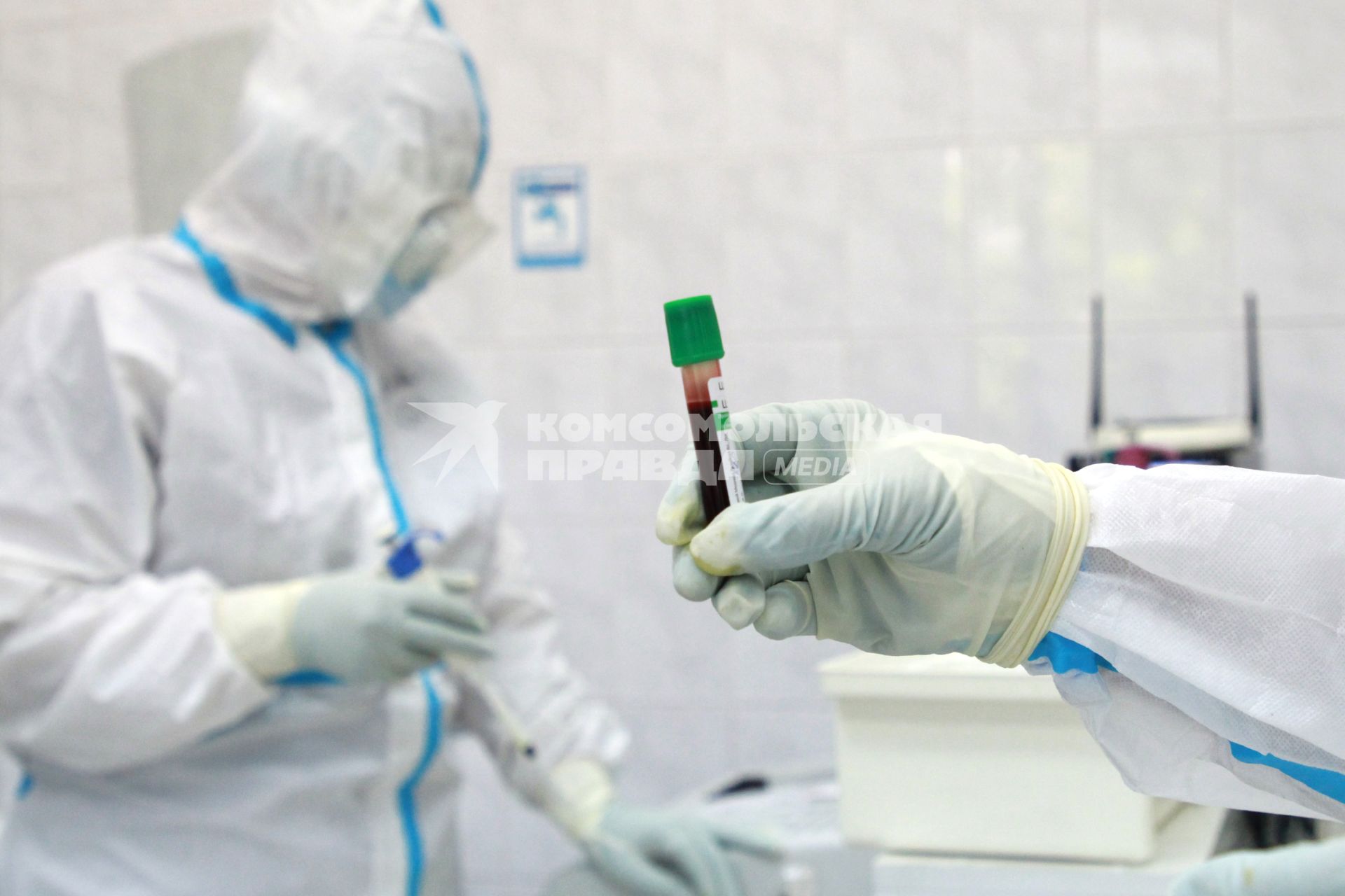 Иркутск. Городская клиническая больница №1. Отделение для зараженных коронавирусной инфекцией COVID-19. На снимке: сотрудник лаборатории держит в руках пробирку с биоматериалом.