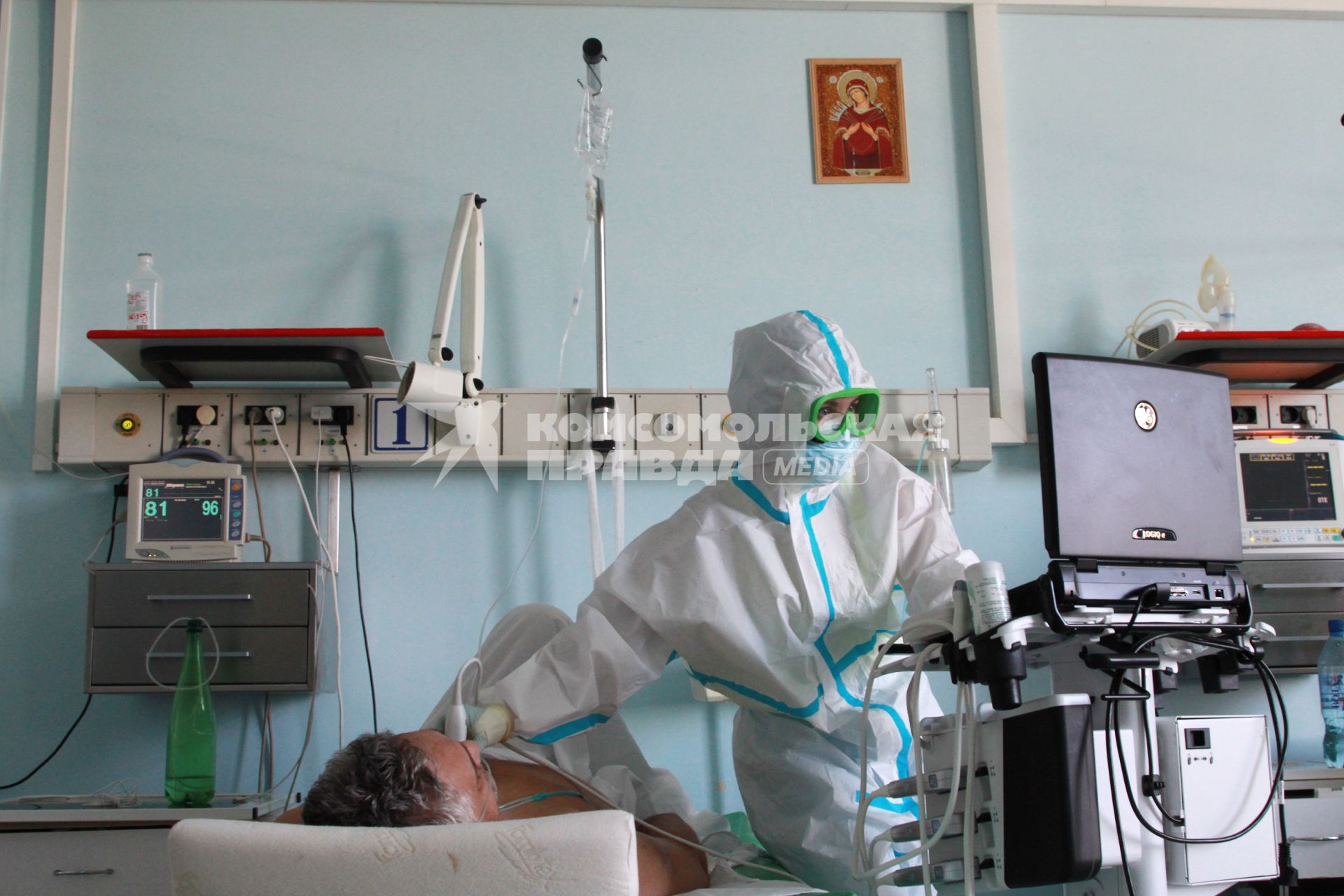 Иркутск. Городская клиническая больница №1. Врач обследует пациента отделения для зараженных коронавирусной инфекцией COVID-19.