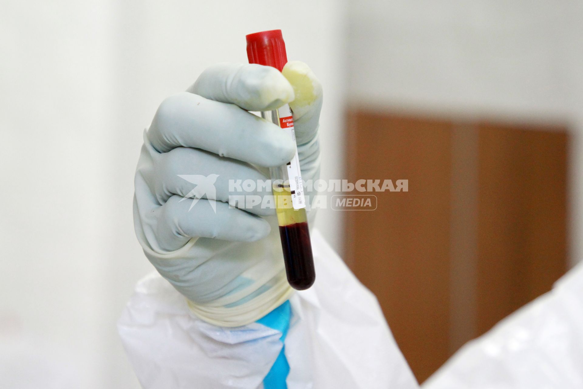 Иркутск. Городская клиническая больница №1. Отделение для зараженных коронавирусной инфекцией COVID-19. На снимке: сотрудник лаборатории держит в руках пробирку с биоматериалом.