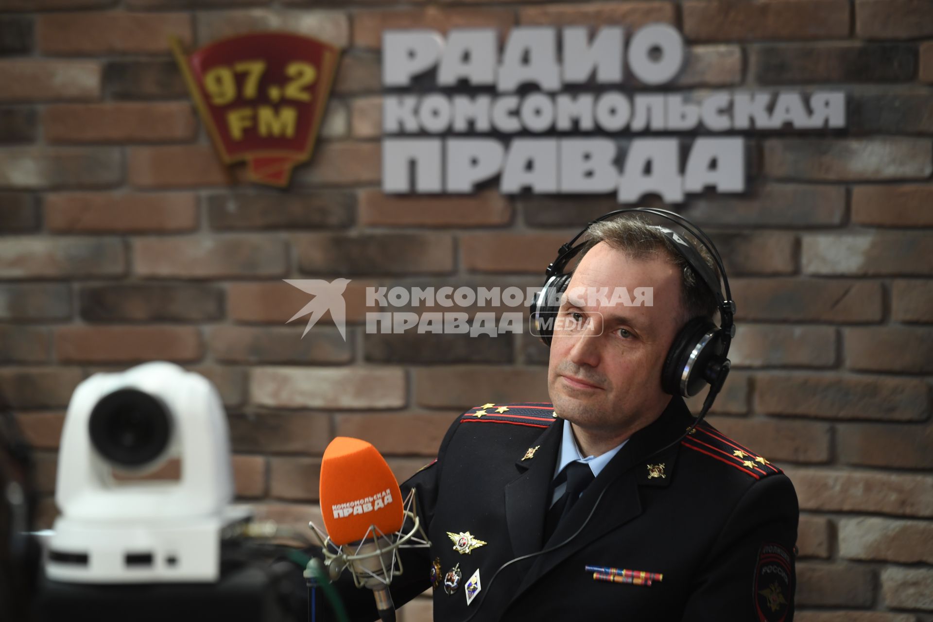 Москва. Начальник ФКУ \"Научный центр безопасности дорожного движения МВД России\" Дмитрий Митрошин на радиостанции \"Комсомольская правда\".