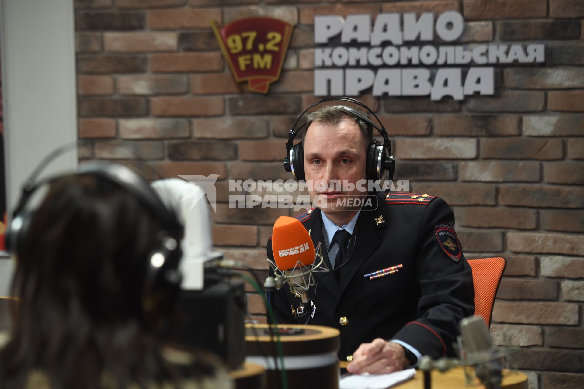 Москва. Начальник ФКУ \"Научный центр безопасности дорожного движения МВД России\" Дмитрий Митрошин на радиостанции \"Комсомольская правда\".