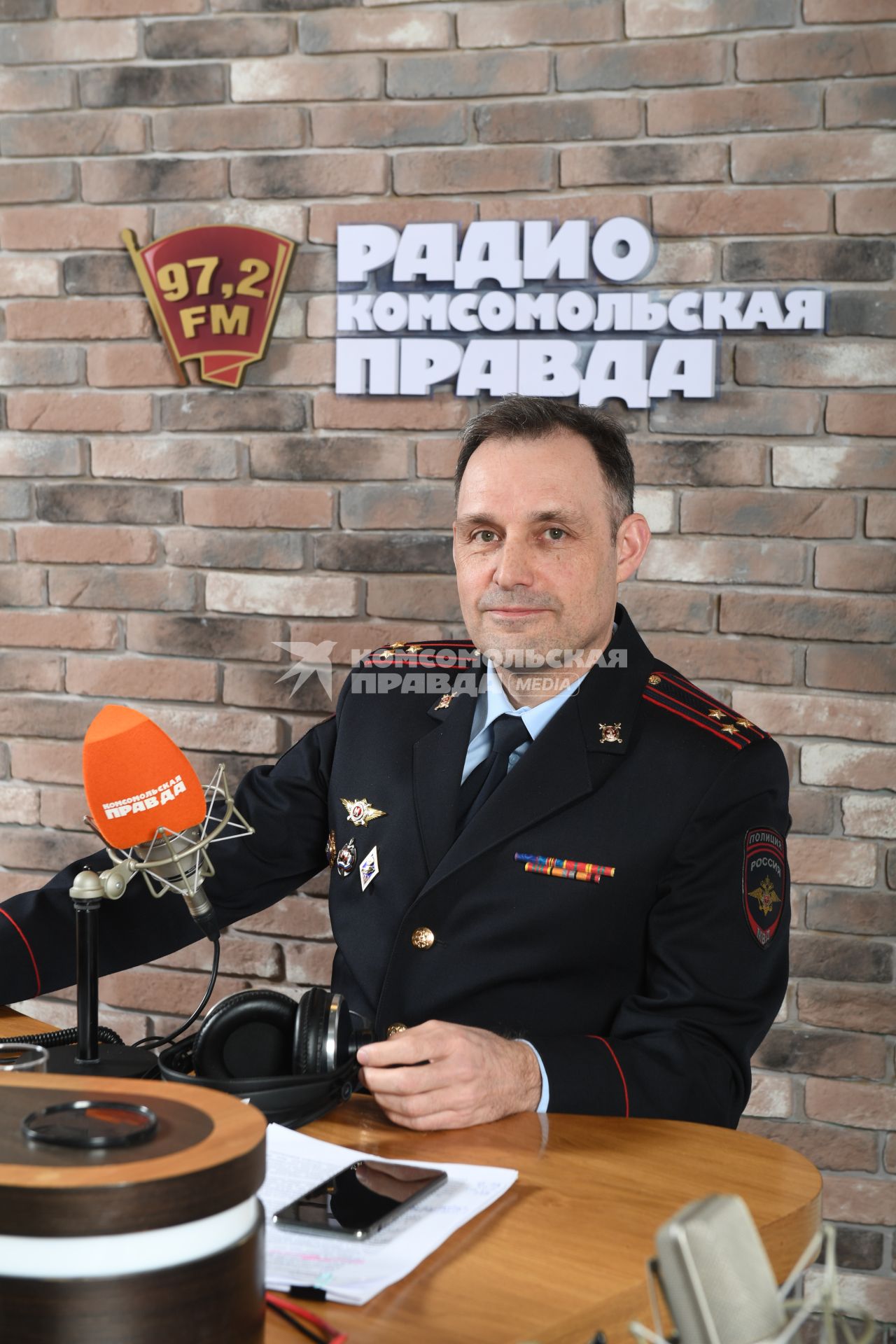 Москва. Начальник ФКУ \"Научный центр безопасности дорожного движения МВД России\" Дмитрий Митрошин на радиостанции \"Комсомольская правда\".