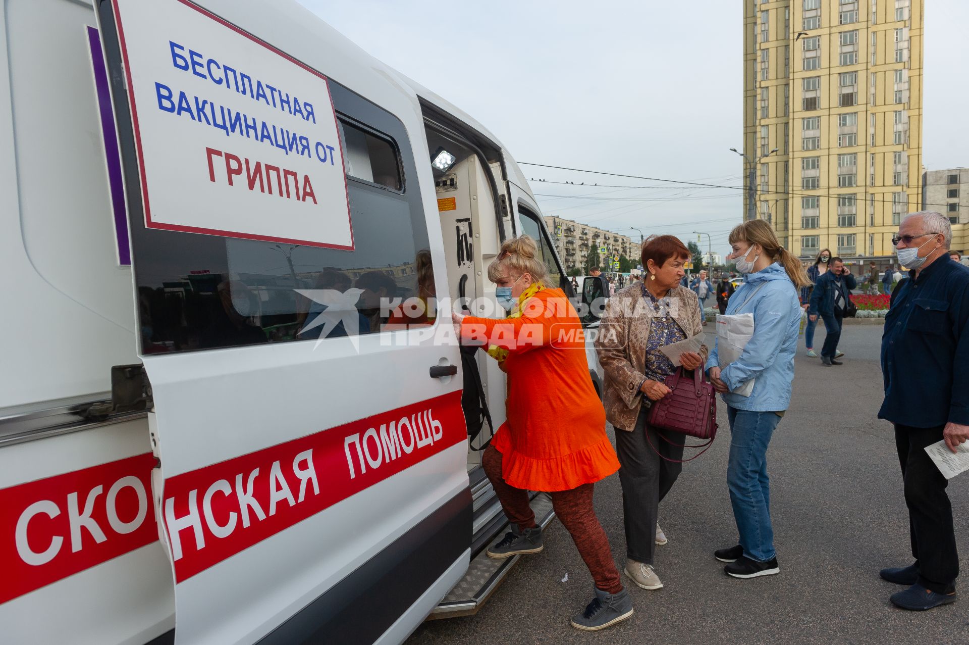 Санкт-Петербург. Проведение бесплатной вакцинации от ГРИППа в передвижном прививочном пункте.