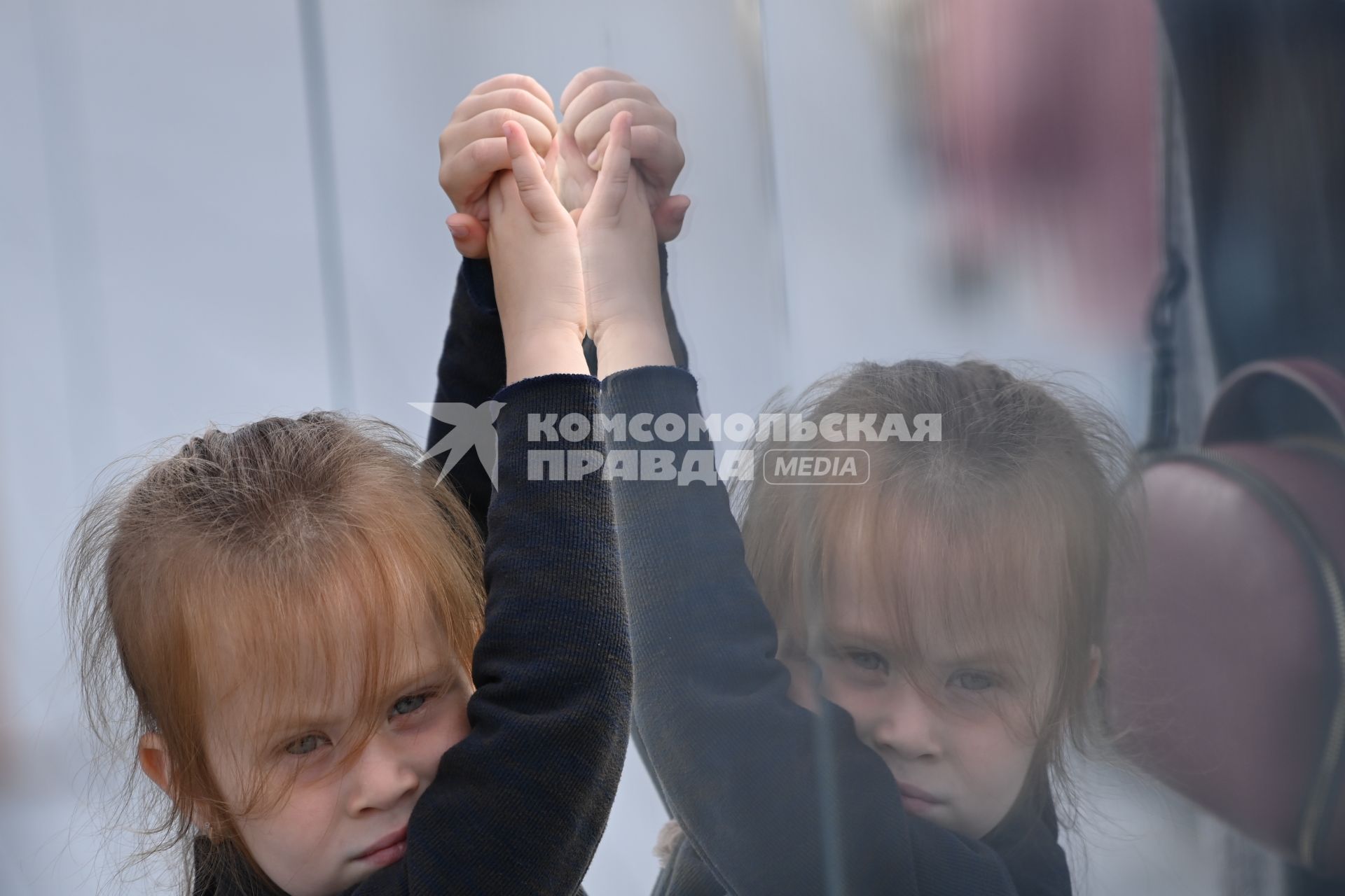 Москва.   Девочка на  `Парящем` мосту парка Зарядье.