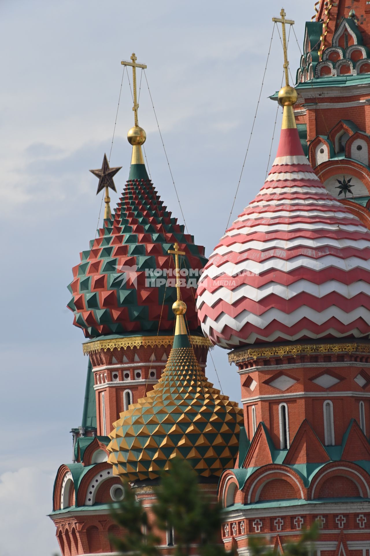 Москва.   Купола храма Василия Блаженного и звезды на кремлевских башнях.