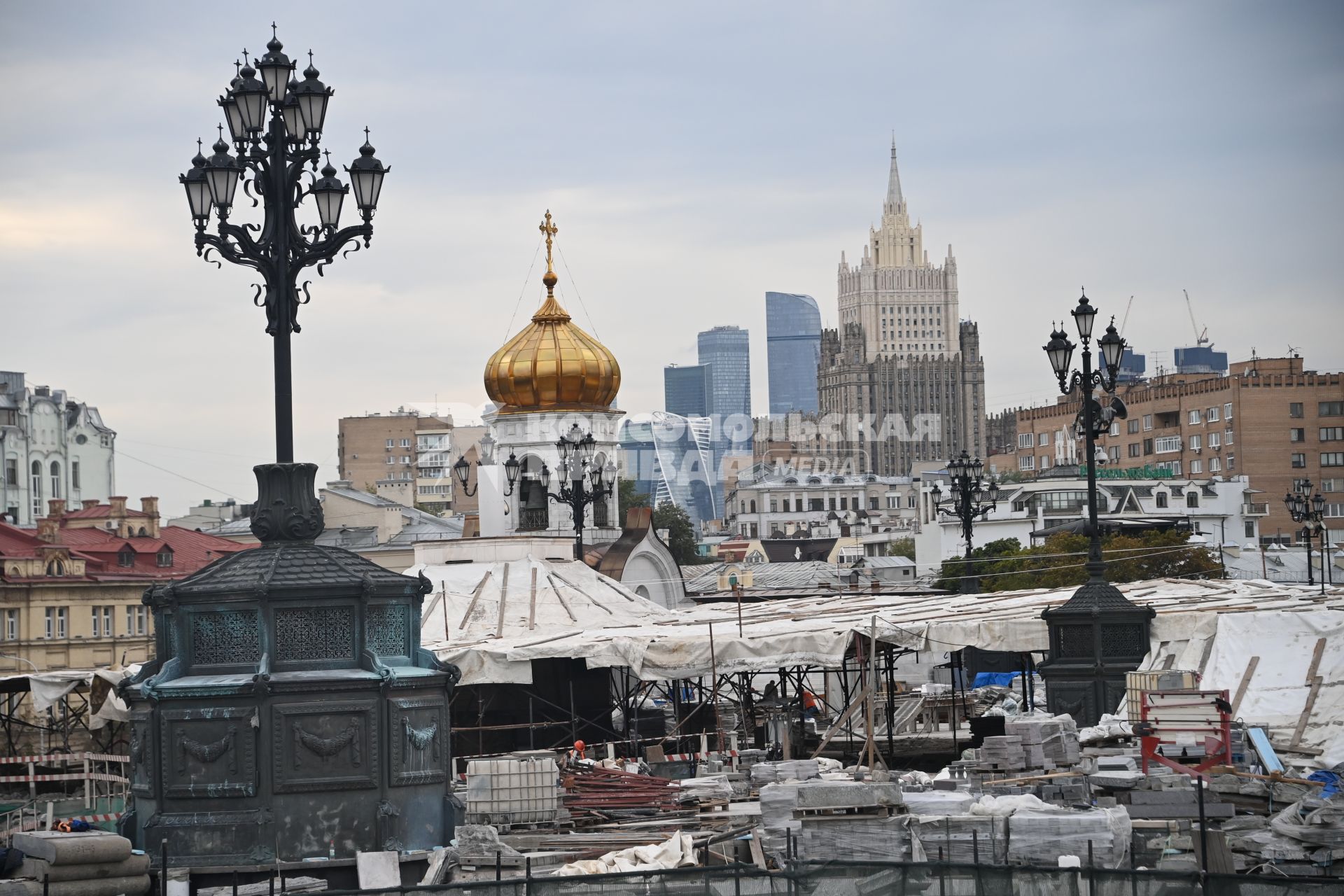 Москва.   Вид на здание МИД РФ.