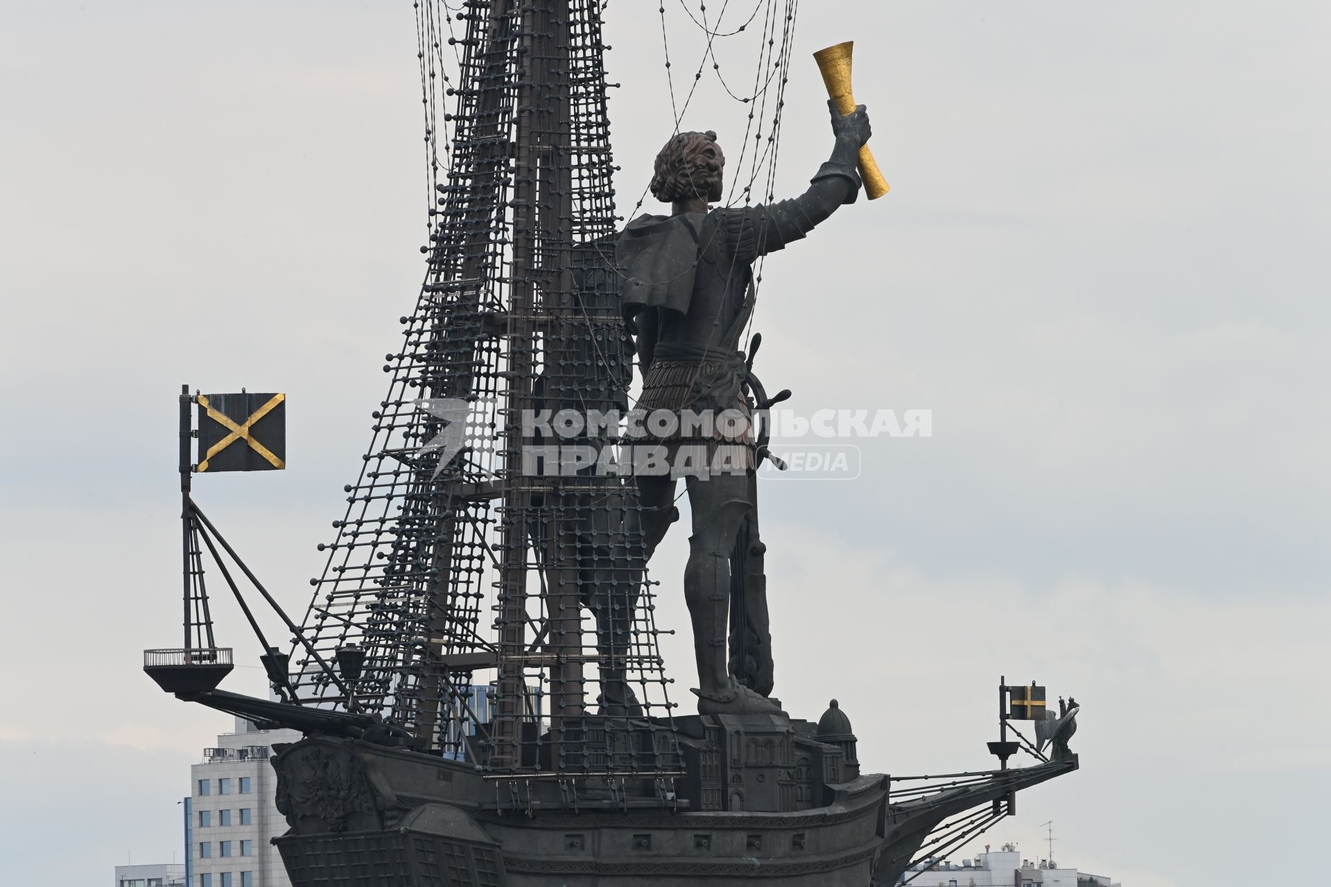 Москва.   Вид на фрагмент памятника Петру I.