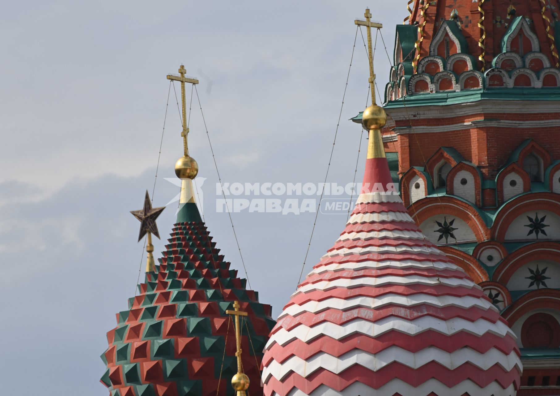 Москва.   Купола храма Василия Блаженного и звезды на кремлевских башнях.