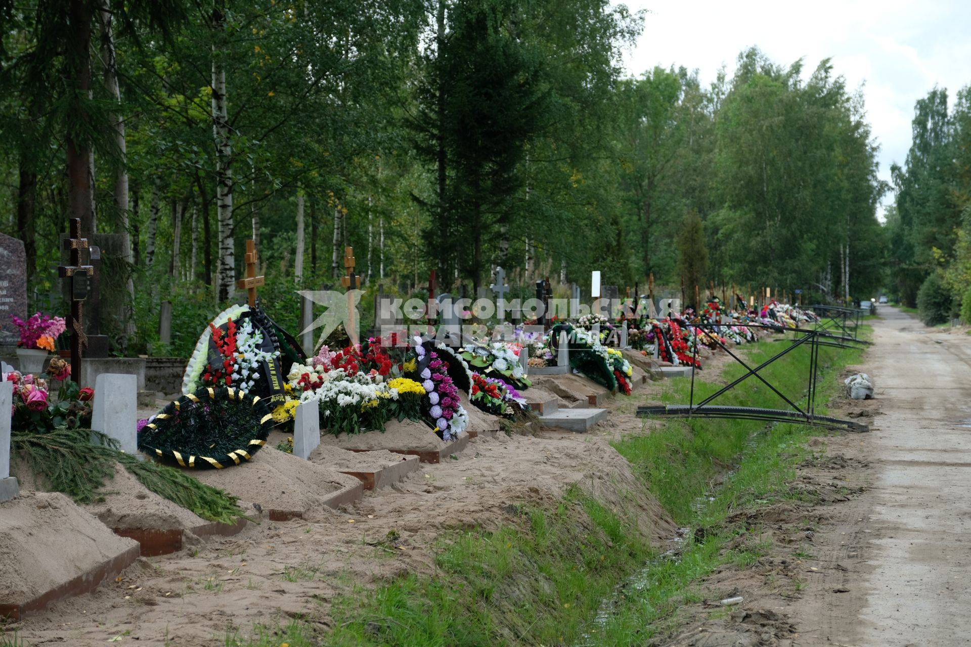 Санкт-Петербург. Церемония прощания с бывшим солистом группы \"Ласковый май\" Александром Прико на Южном кладбище.