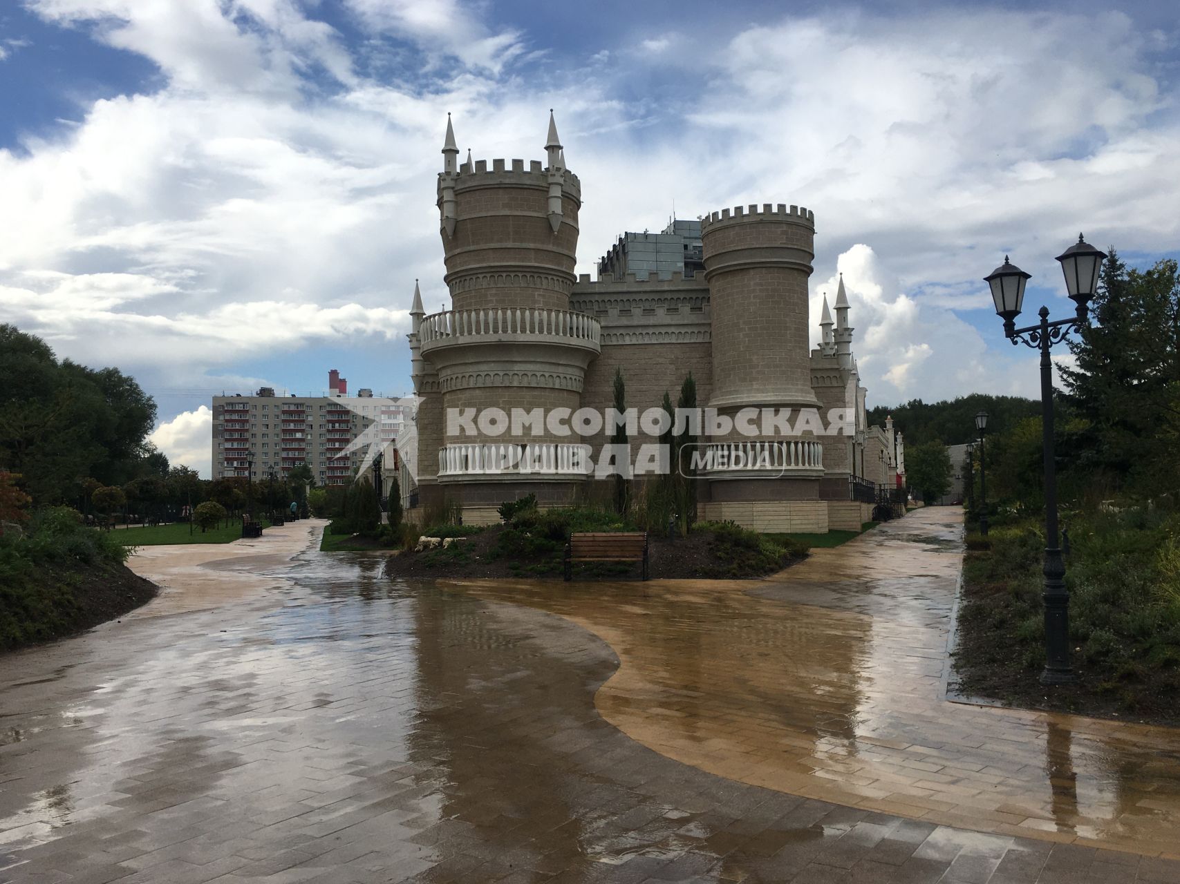 Москва. Здание, построенное в стилистике замка \"Ласточкино гнездо\" на территории парка Гольяново.