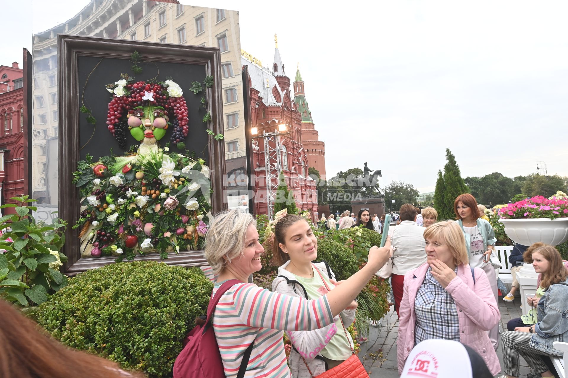 Москва.   Женщины фотографируются во время посещения арт-объекта `Тропа ботанического сада`, расположенного между Манежной площадью и площадью Революции, на праздничных гуляниях в День города.