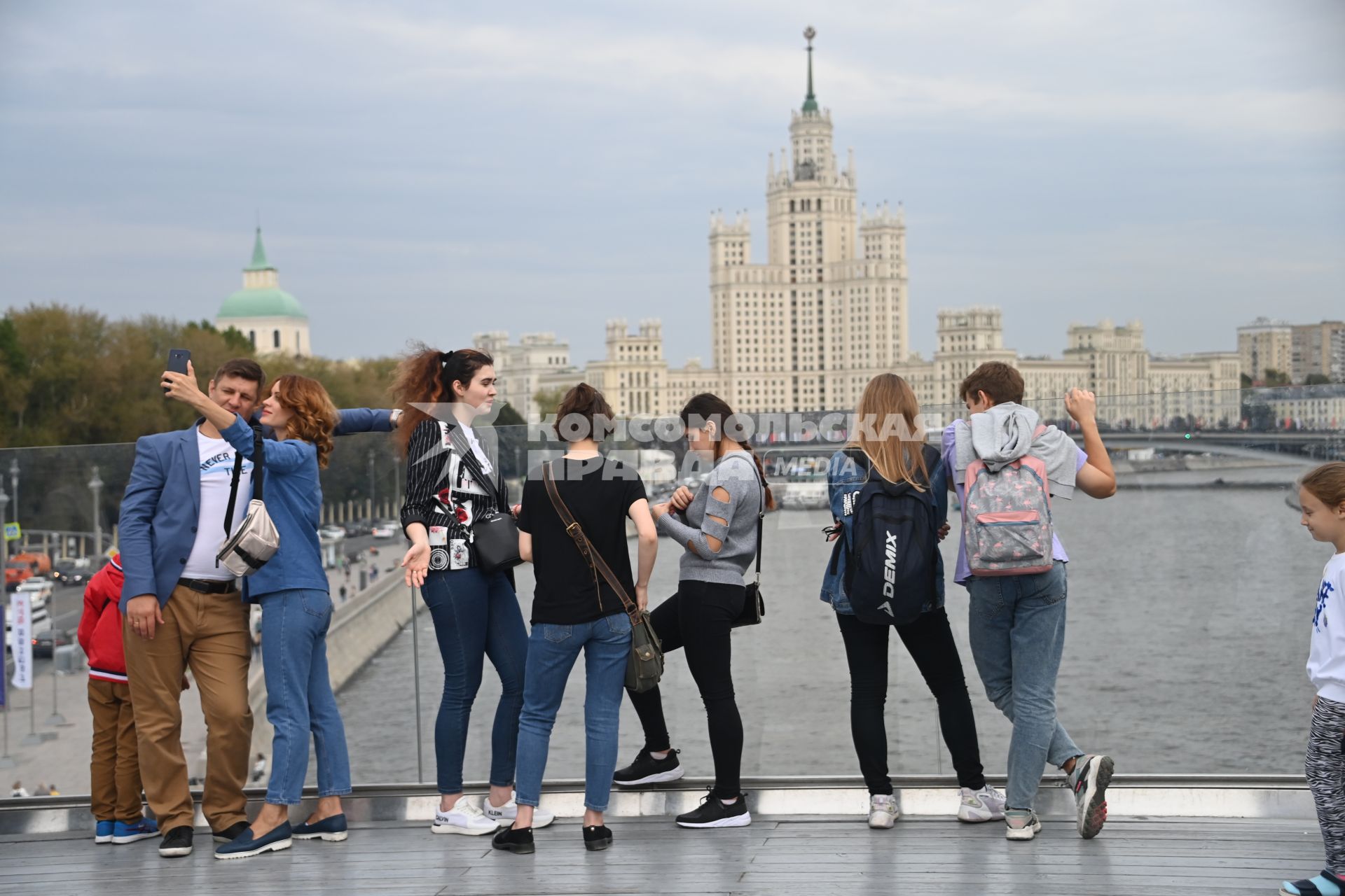 Москва. Молодые люди фотографируются на  Парящем мосту парка Зарядье  во время праздничных гуляний  в День города.