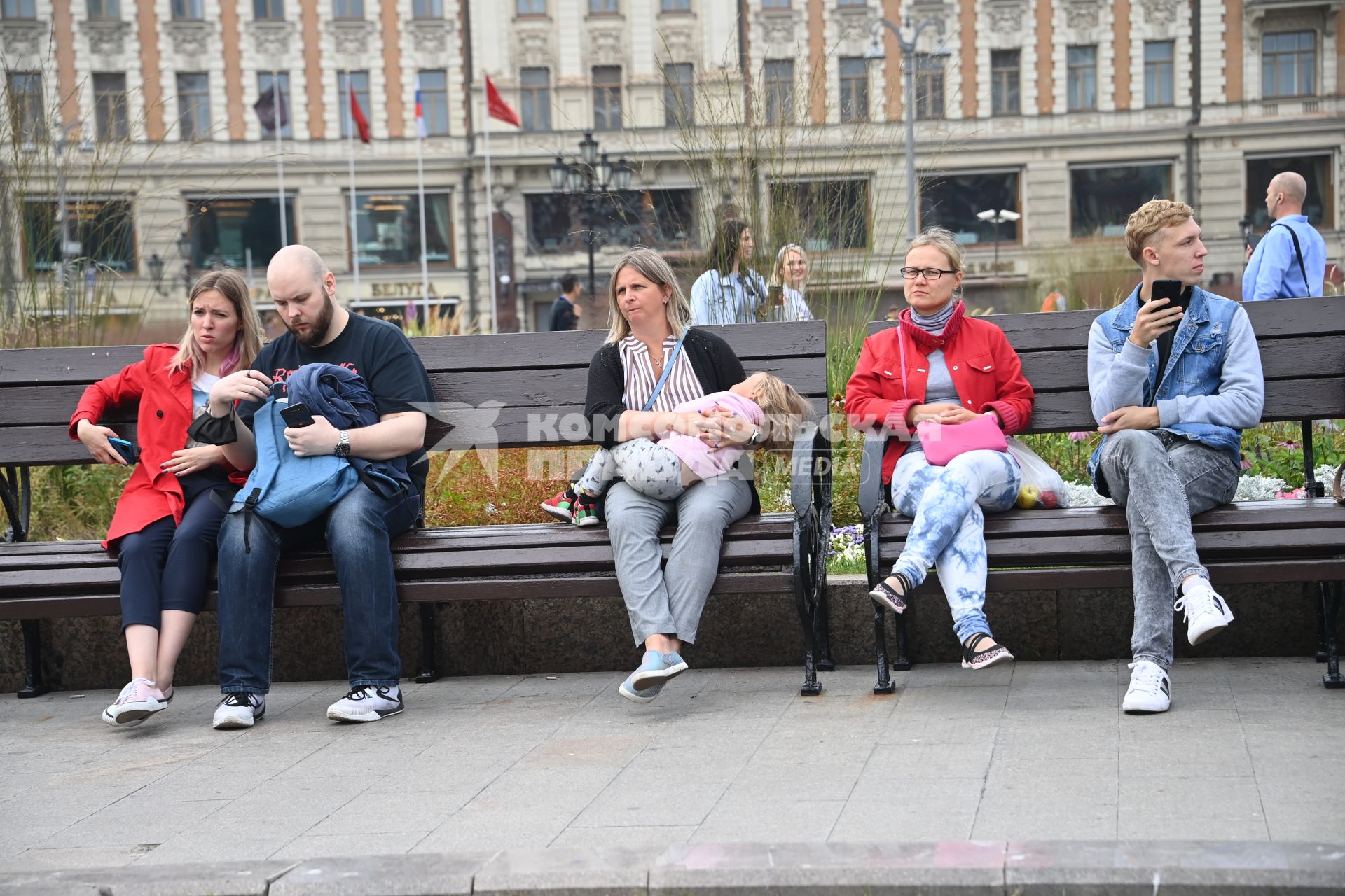 Москва.   Горожане отдыхают на Манежной площади во время праздничных  гуляний в День города.