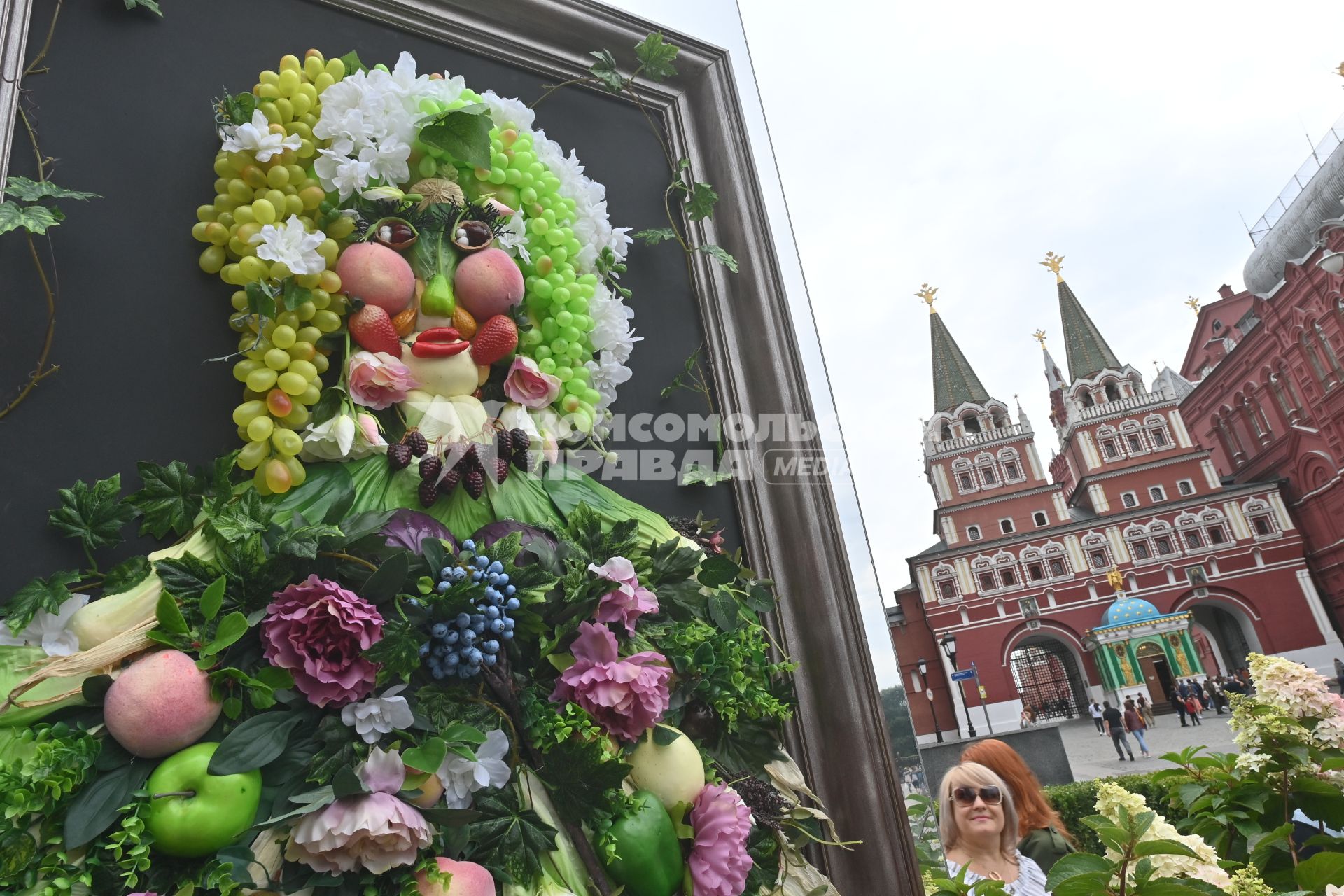 Москва. Арт-объект `Тропа ботанического сада`, расположенного между Манежной площадью и площадью Революции, на праздничных гуляниях в День города.