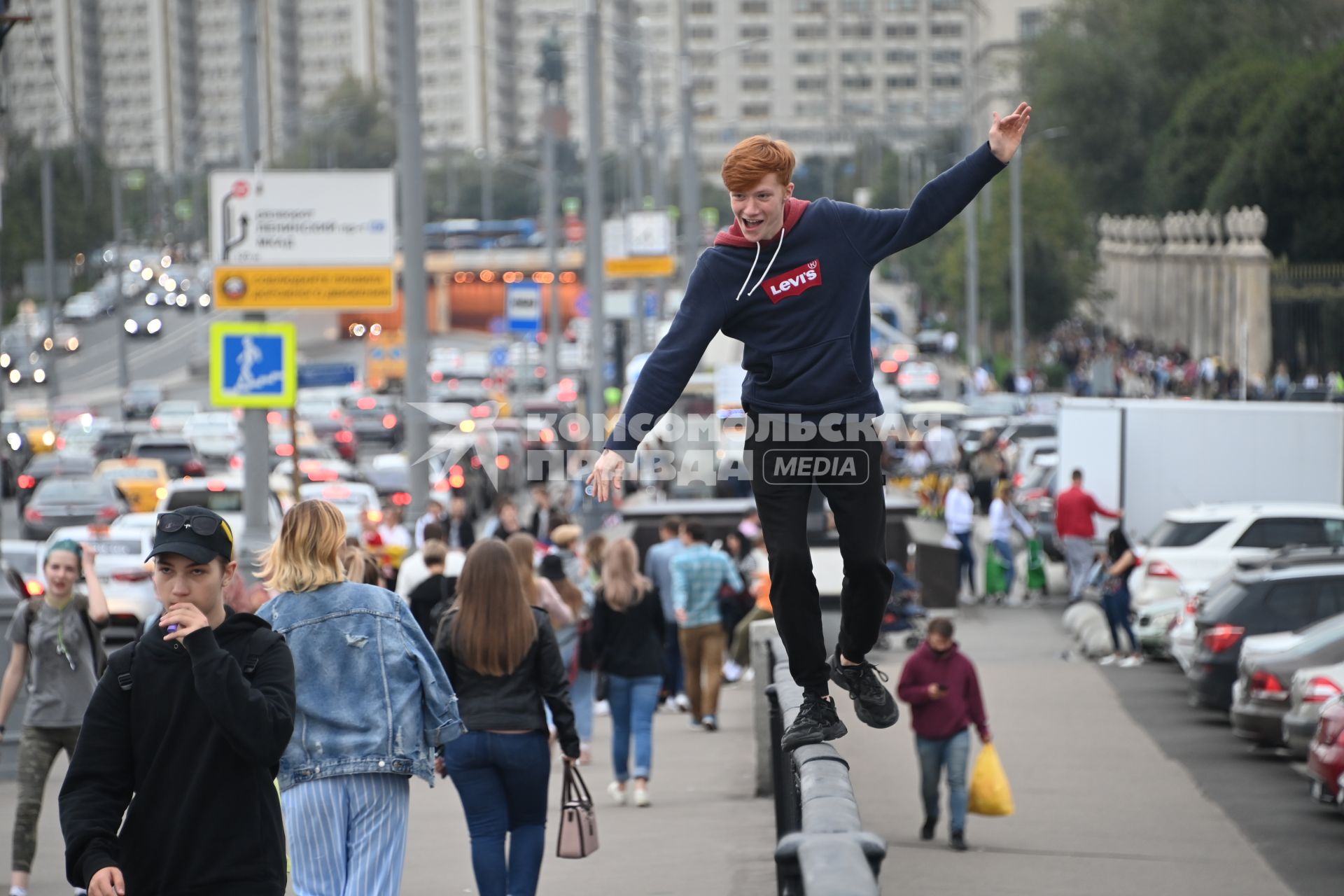 Москва. Посетители на праздничных гуляниях в День города на Крымском мосту.