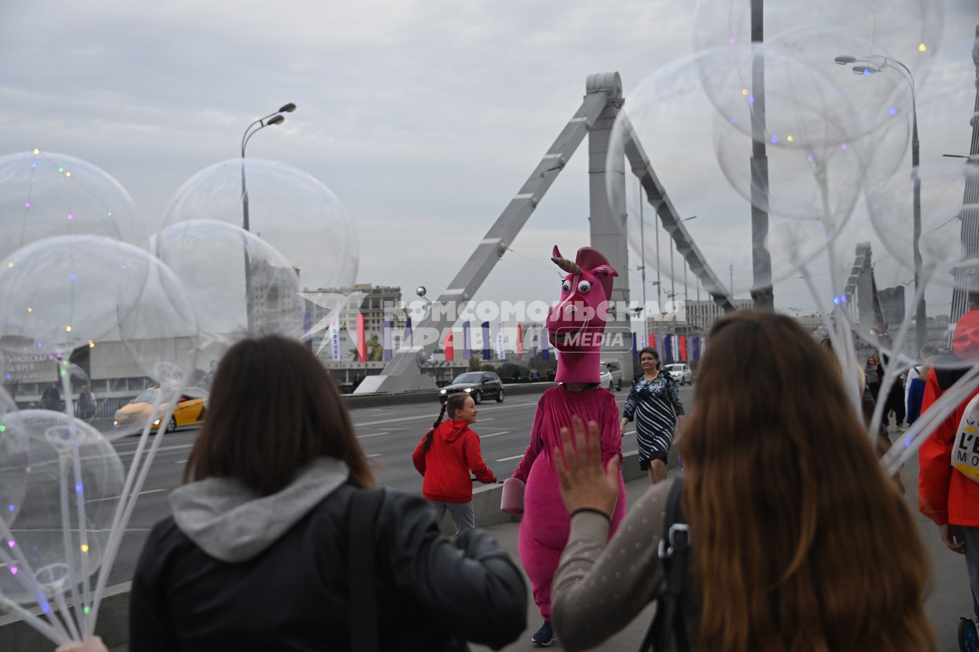 Москва. Аниматор в костюме героя мультфильма, на праздничных гуляниях в День города на Крымском мосту.