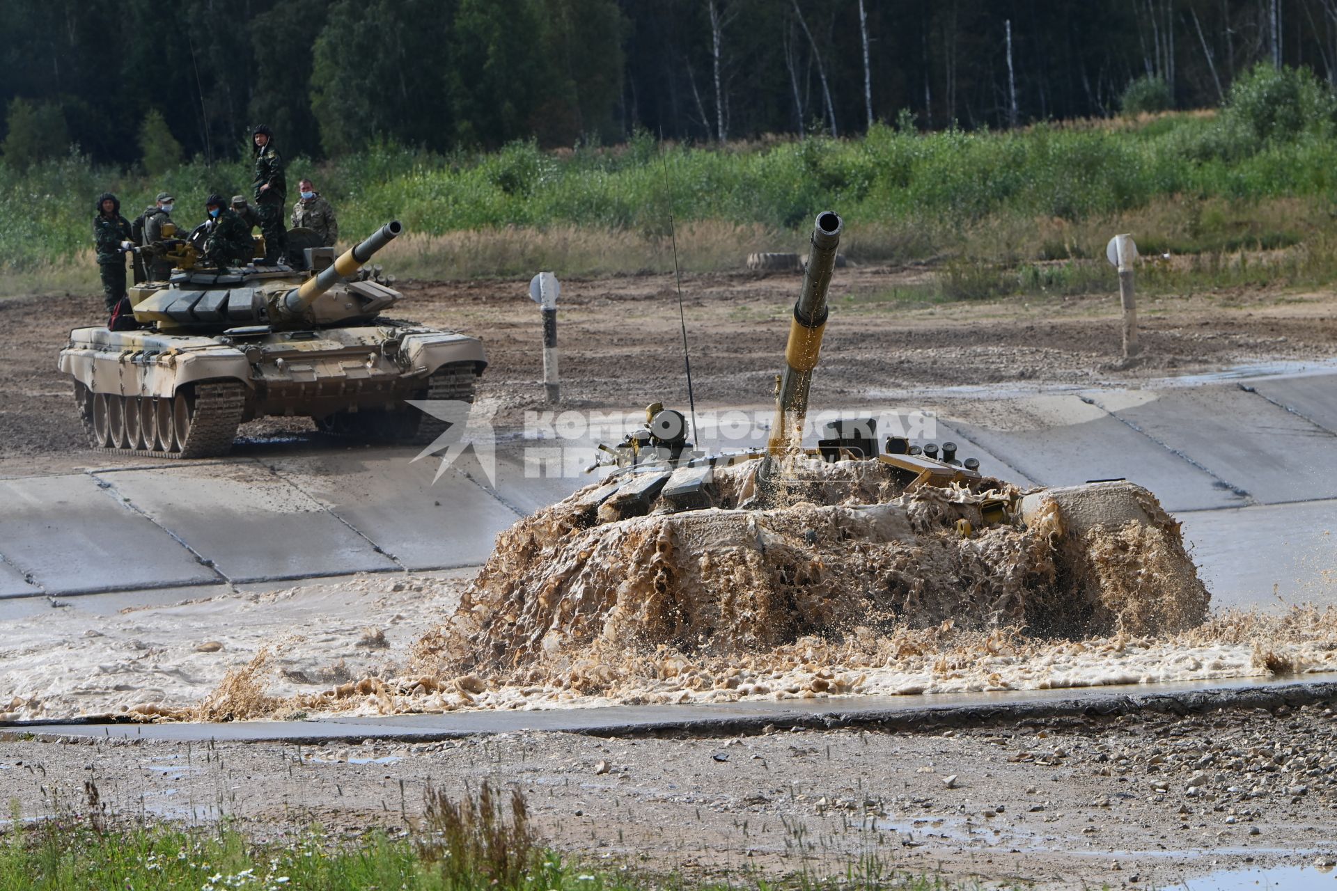 Московская область. Танки Т-72Б3  на соревнованиях `Танковый биатлон` в рамках Армейских международных игр - 2020 на полигоне Алабино.