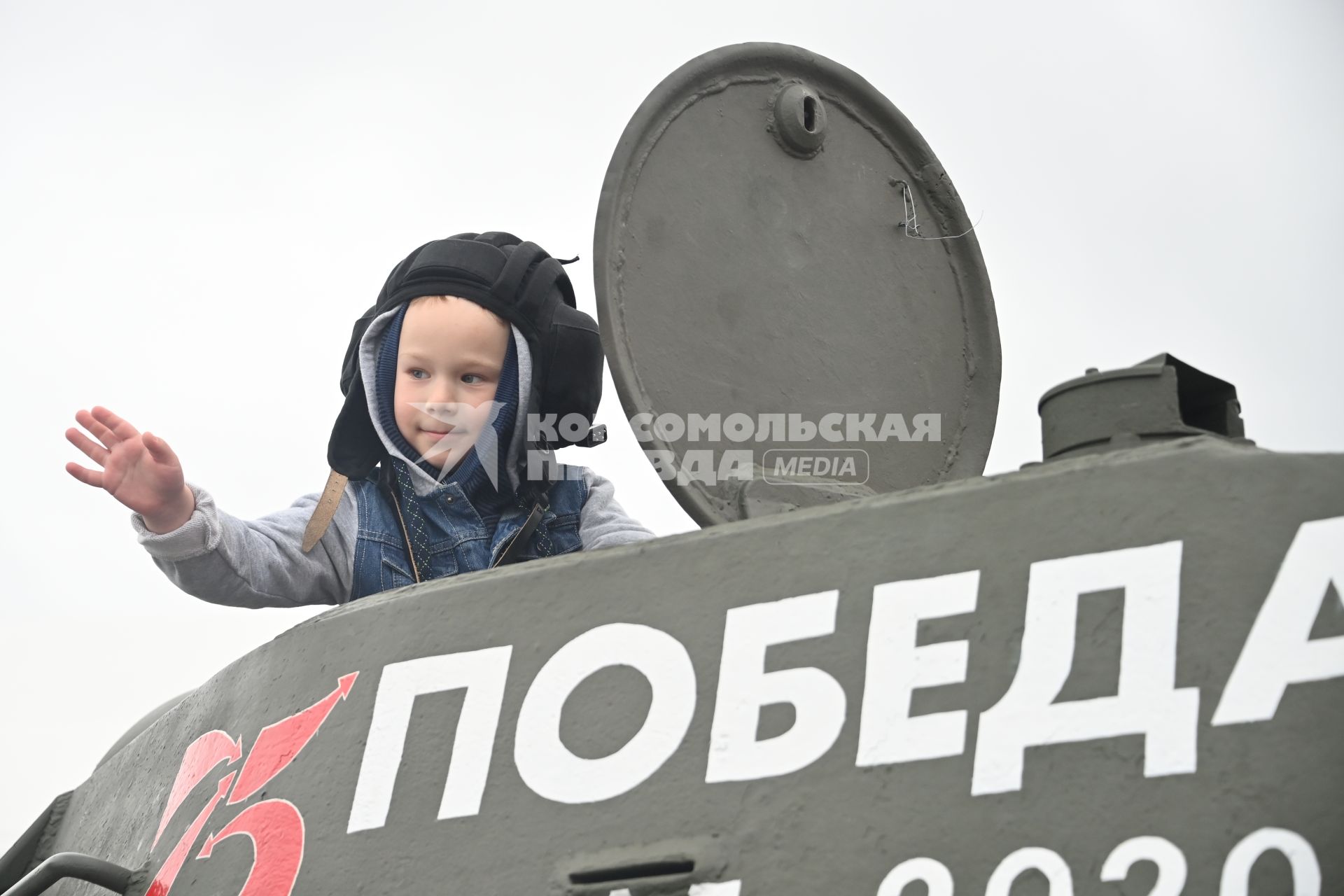 Московская область.   Посетитель на выставке вооружений Международного военно-технического форума `Армия - 2020` в военно-патриотическом парке `Патриот`.