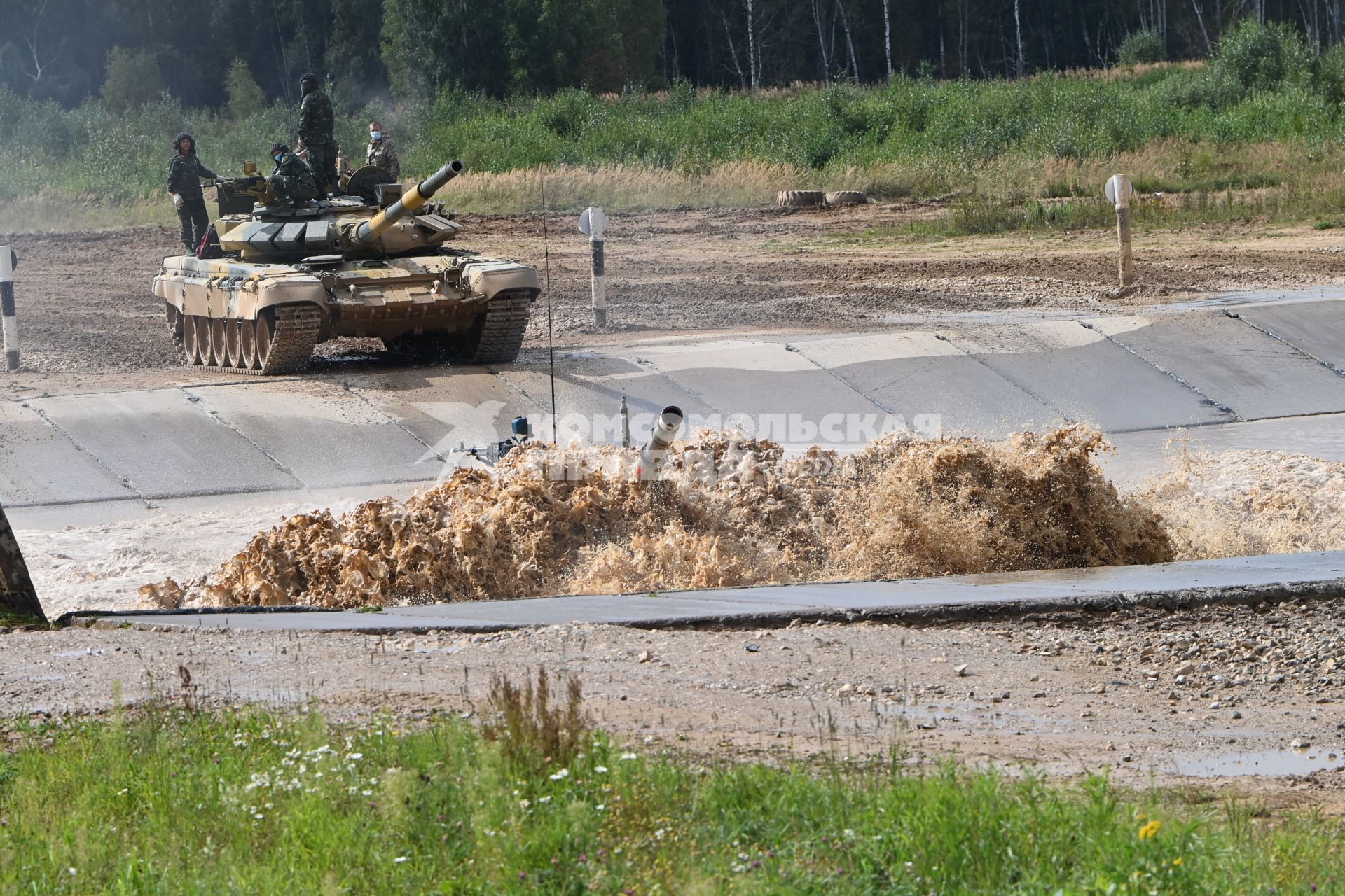 Московская область. Танк Т-72Б3  на соревнованиях `Танковый биатлон` в рамках Армейских международных игр - 2020 на полигоне Алабино.