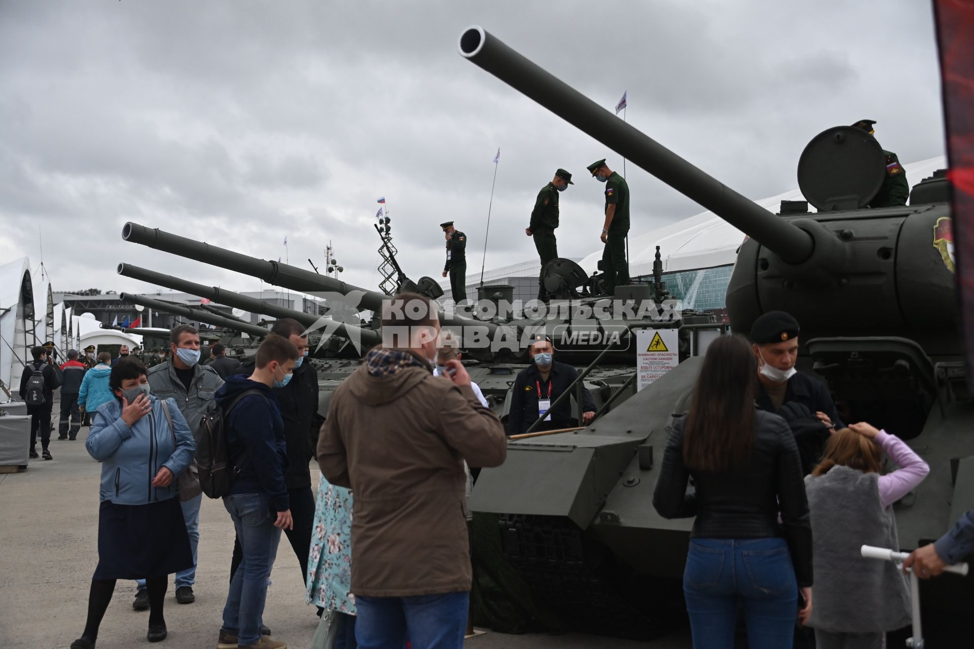 Московская область.  Посетители на выставке вооружений Международного военно-технического форума `Армия - 2020` в военно-патриотическом парке `Патриот`.