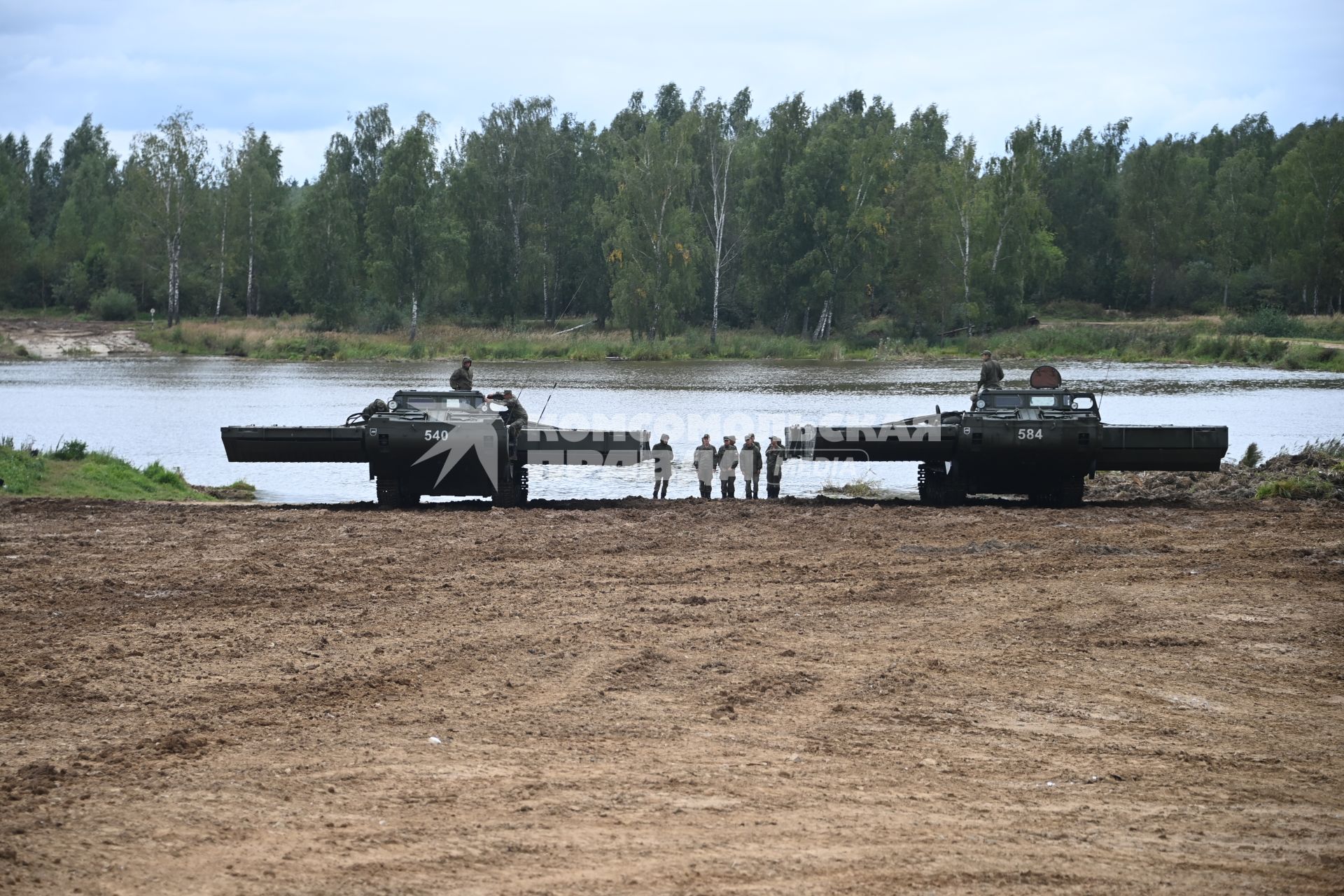 Московская область. Понтонно-Мостовые машины ПММ-2м  на соревнованиях `Танковый биатлон` в рамках Армейских международных игр - 2020 на полигоне Алабино.