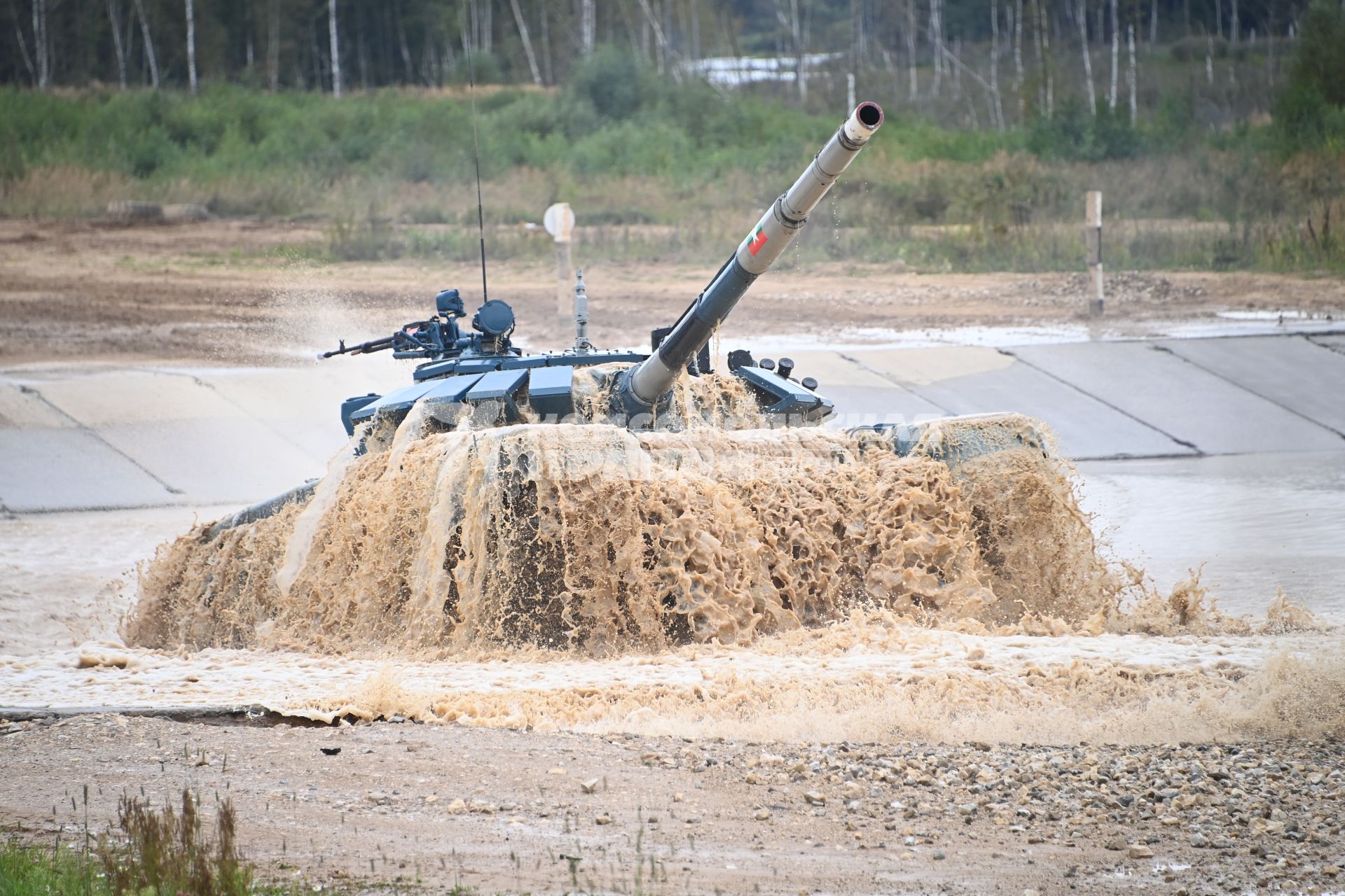 Московская область. Танк Т-72Б3 экипажа из Мьянмы на соревнованиях `Танковый биатлон` в рамках Армейских международных игр - 2020 на полигоне Алабино.