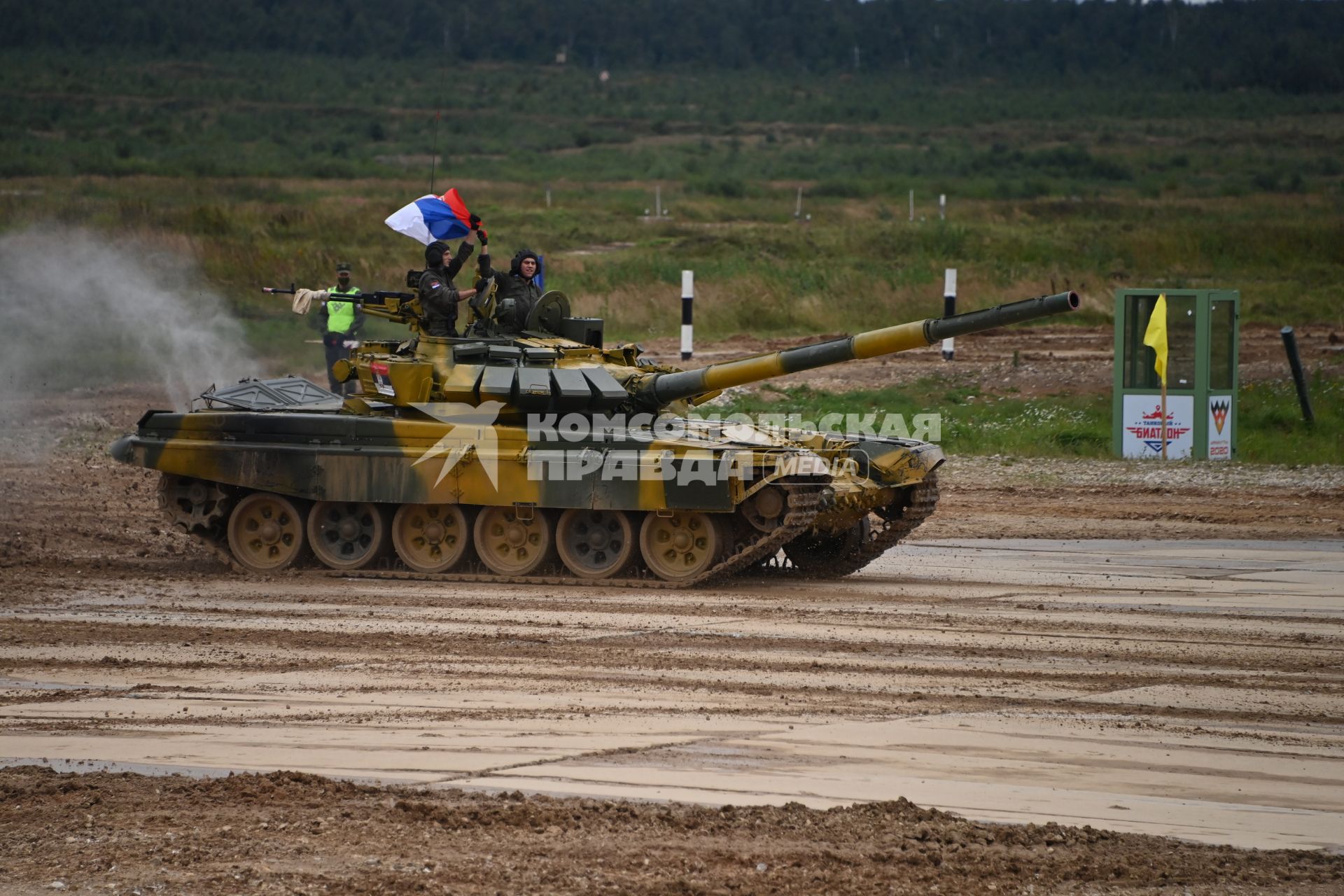 Московская область. Экипаж Танка Т-72Б3 из Сербии на соревнованиях `Танковый биатлон` в рамках Армейских международных игр - 2020 на полигоне Алабино.