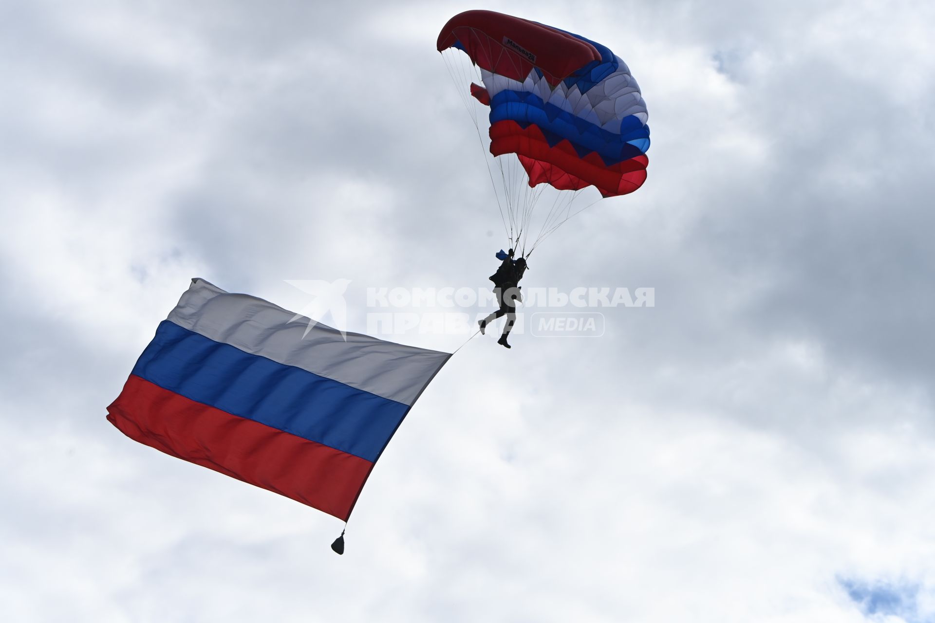 Московская область. Высадка парашютистов во время динамического показа возможностей подразделений воздушно-десантных войск на международном военно-техническом форуме `Армия-2020` на полигоне Алабино.