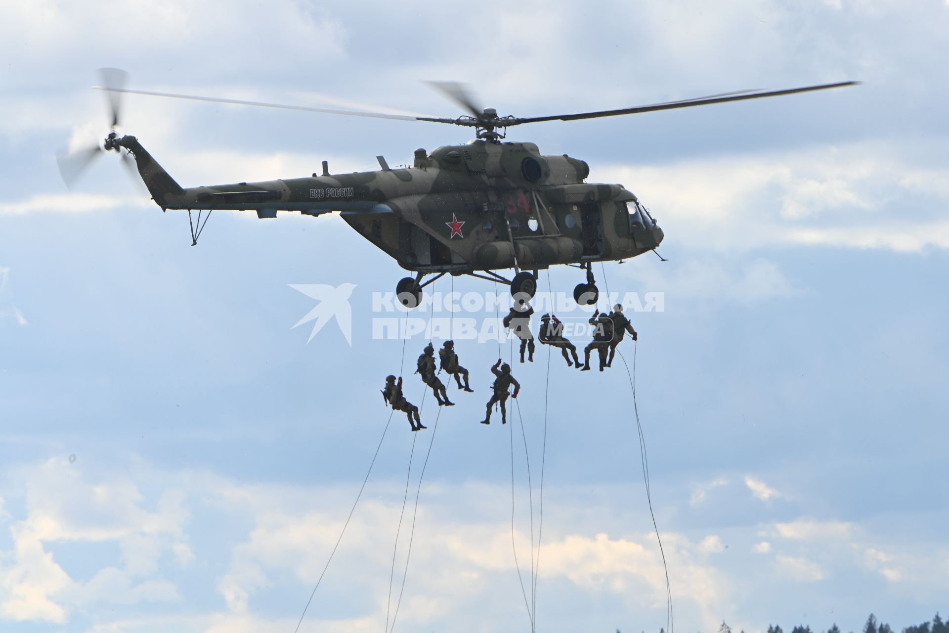 Московская область. Высадка военнослужащих канатным способом с вертолета Ми-8 во время динамического показа подразделений воздушно-десантных войск на международном военно-техническом форуме `Армия-2020` на полигоне Алабино.