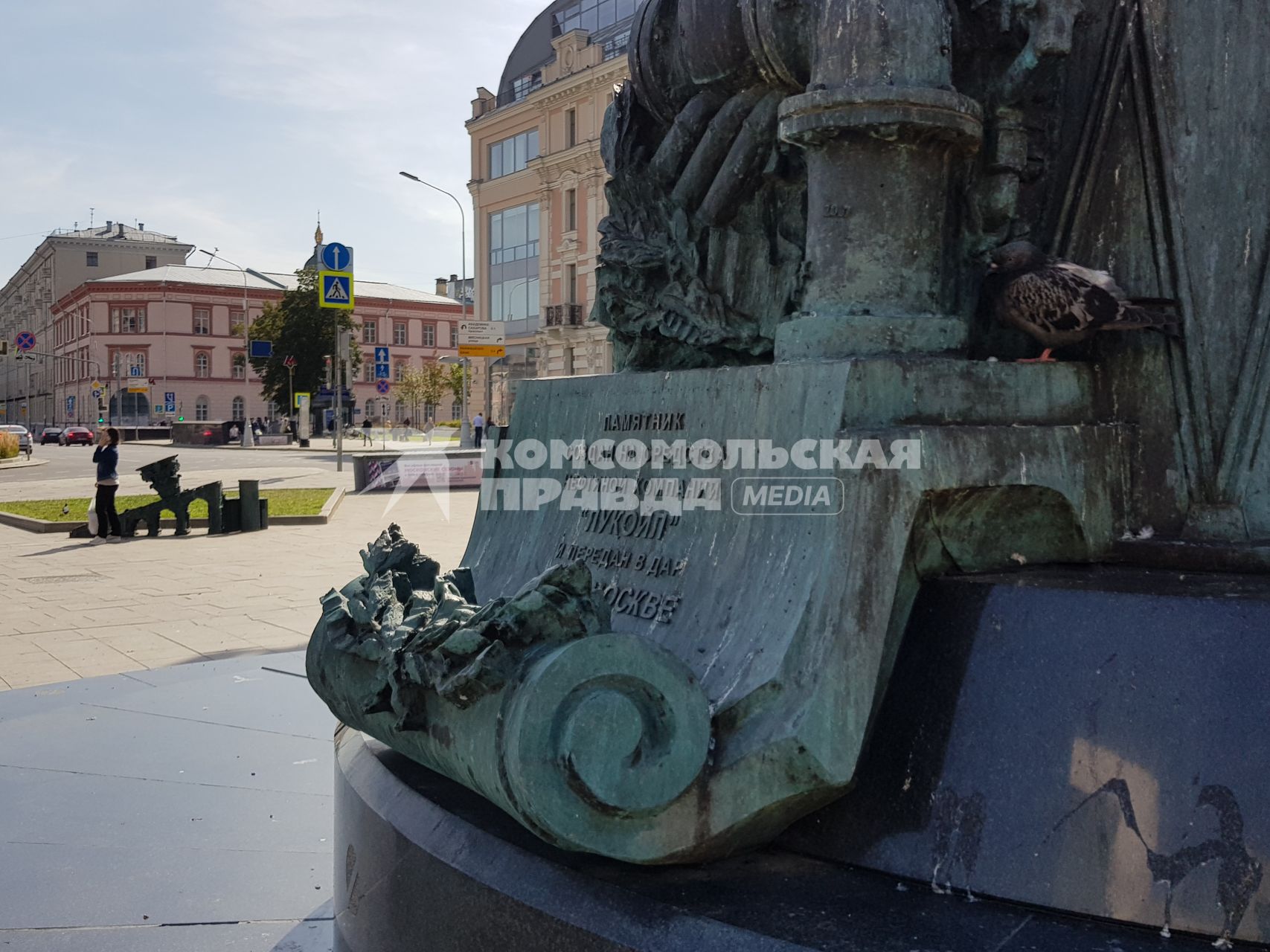 Москва. Барельеф памятника архитектору В.Г.Шухову на Тургеневской площади.