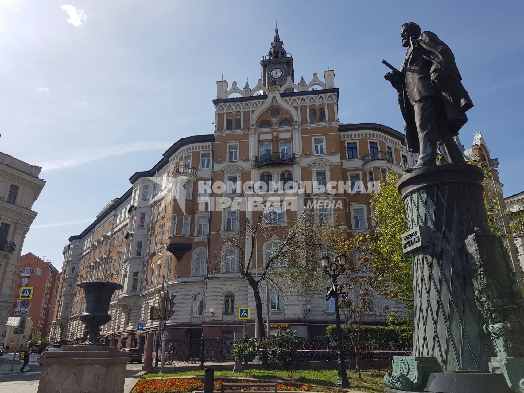 Москва. Комплекс зданий бывшего страхового общества `Россия` на Сретенском бульваре и памятник архитектору В.Г.Шухову на Тургеневской площади.