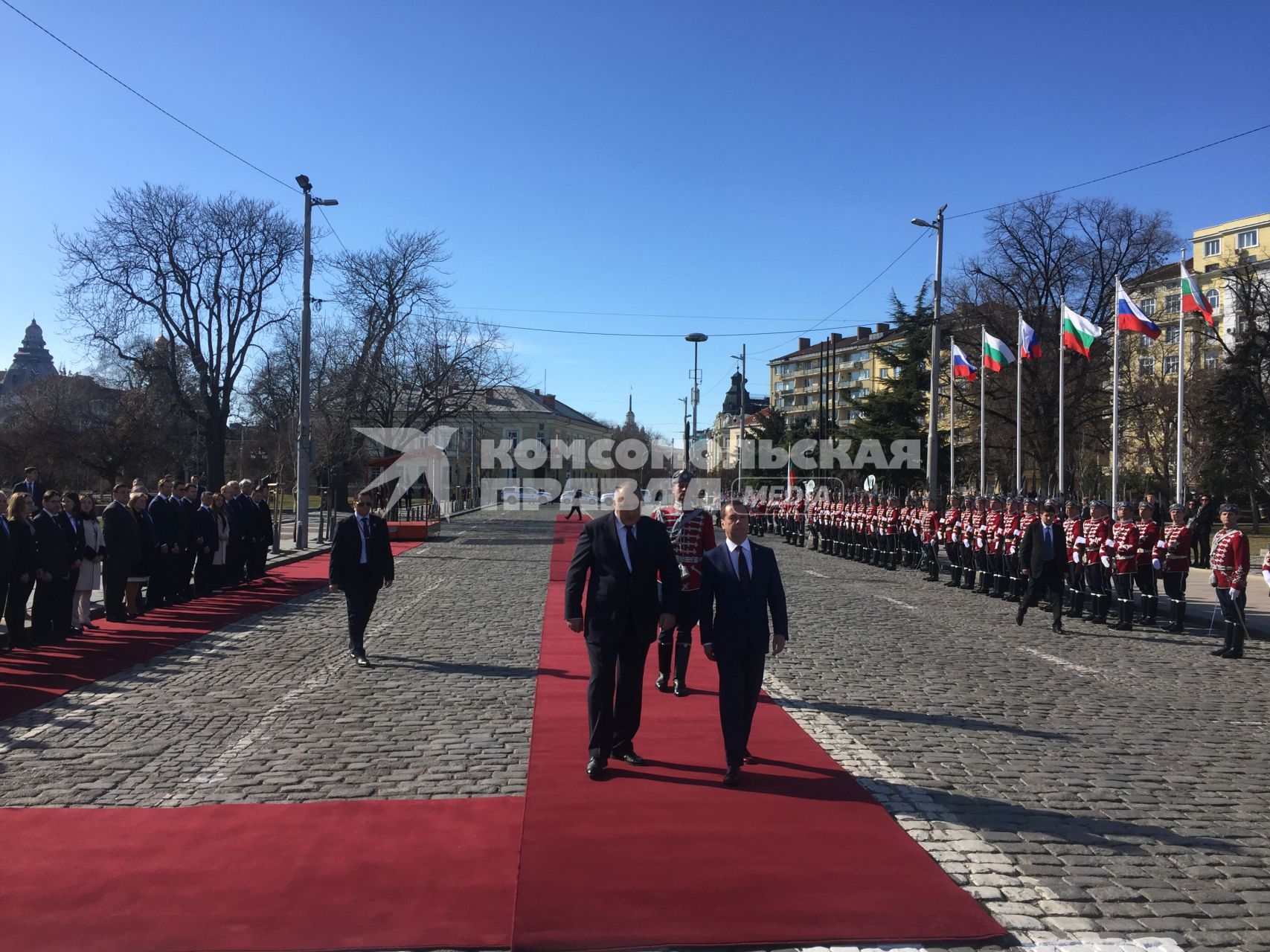 София. Церемония встречи председателя правительства РФ Дмитрия Медведева (справа) и премьер-министра Болгарии Бойко Борисова на площади Александра Невского.