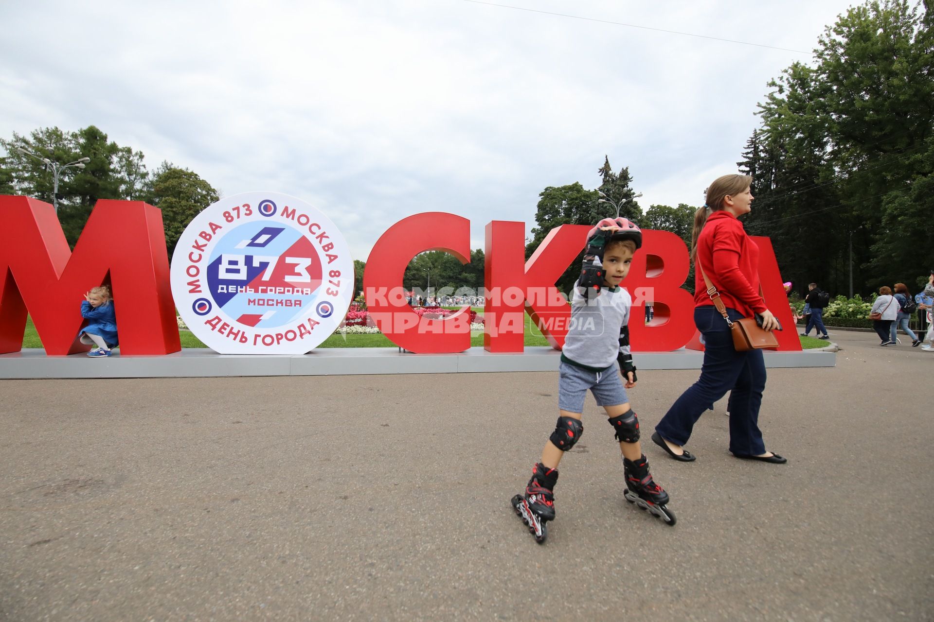 Москва.  Жители города во время праздничных мероприятий в честь Дня города  в парке `Сокольники`.