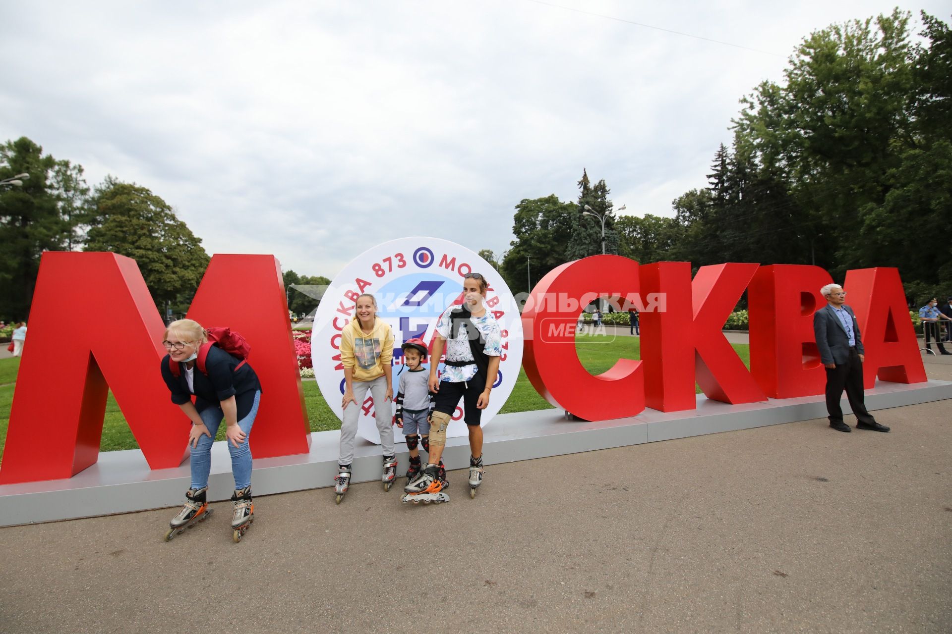 Москва.  Жители города во время праздничных мероприятий в честь Дня города  в парке `Сокольники`.