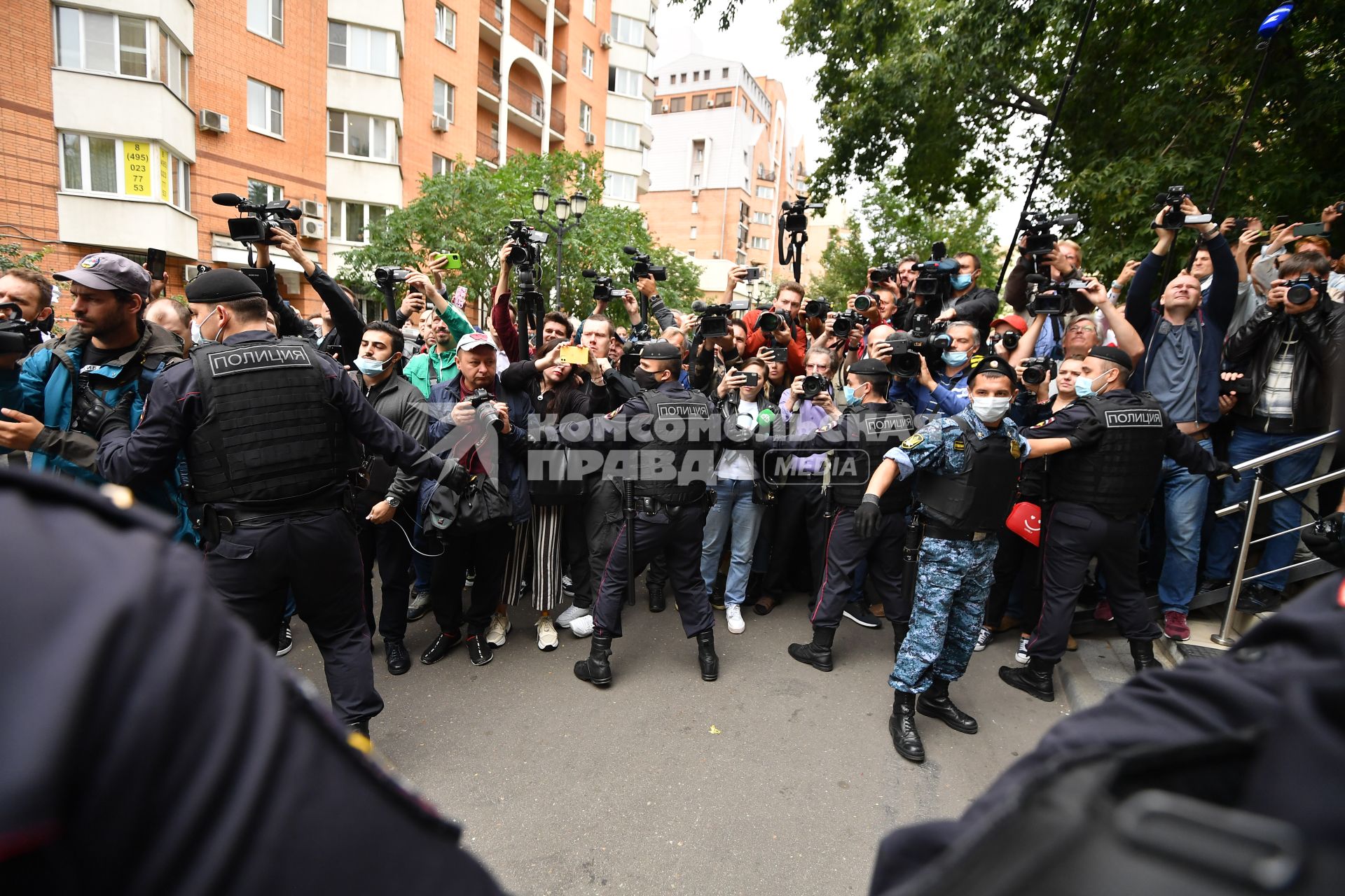 Москва. Сотрудники полиции охраняют вход в здание Пресненского суда , где будет оглашен приговор по делу актера Михаила Ефремова.