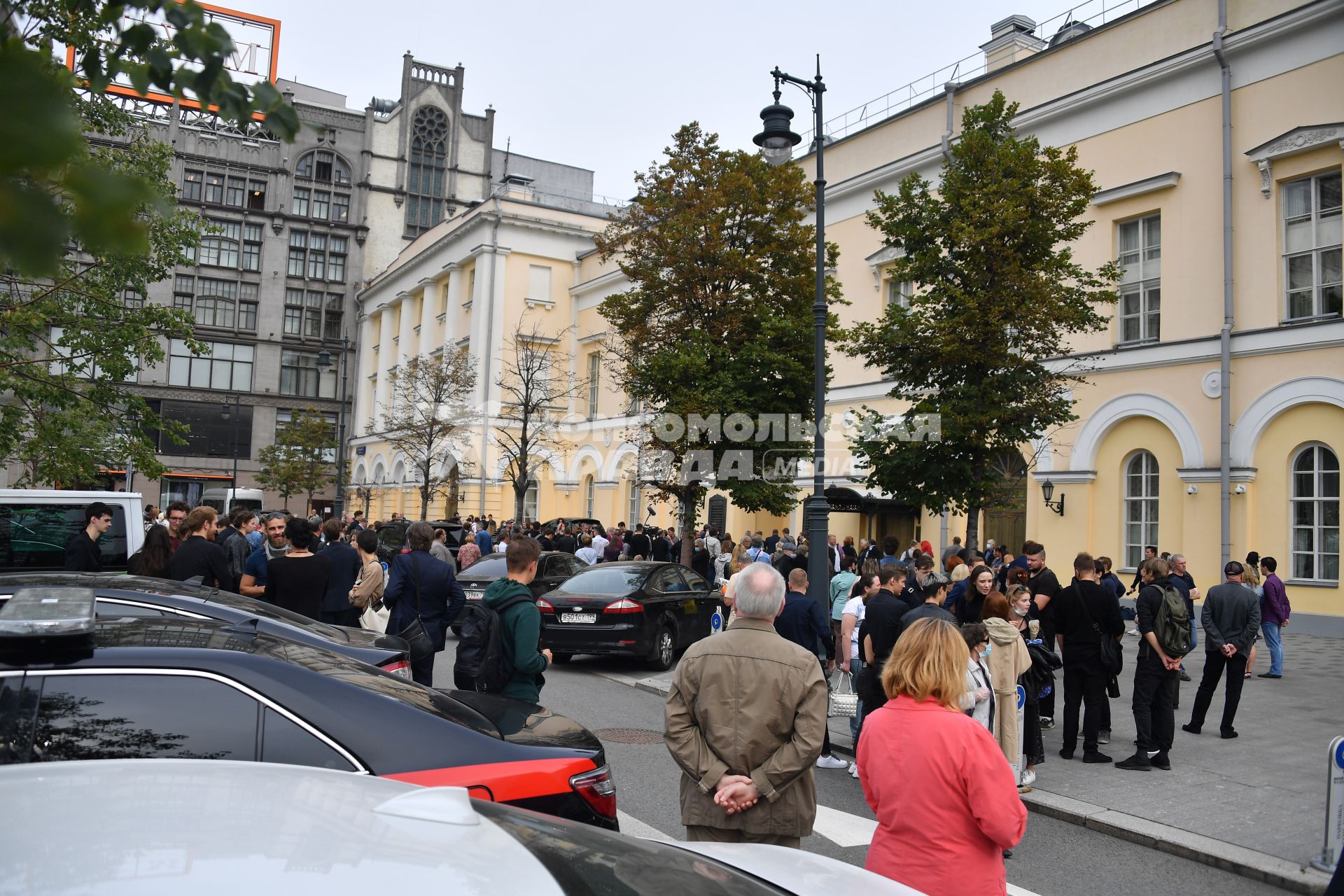 Москва. Люди у здания Малого театра во время церемонии прощания с народным артистом России Борисом Клюевым.