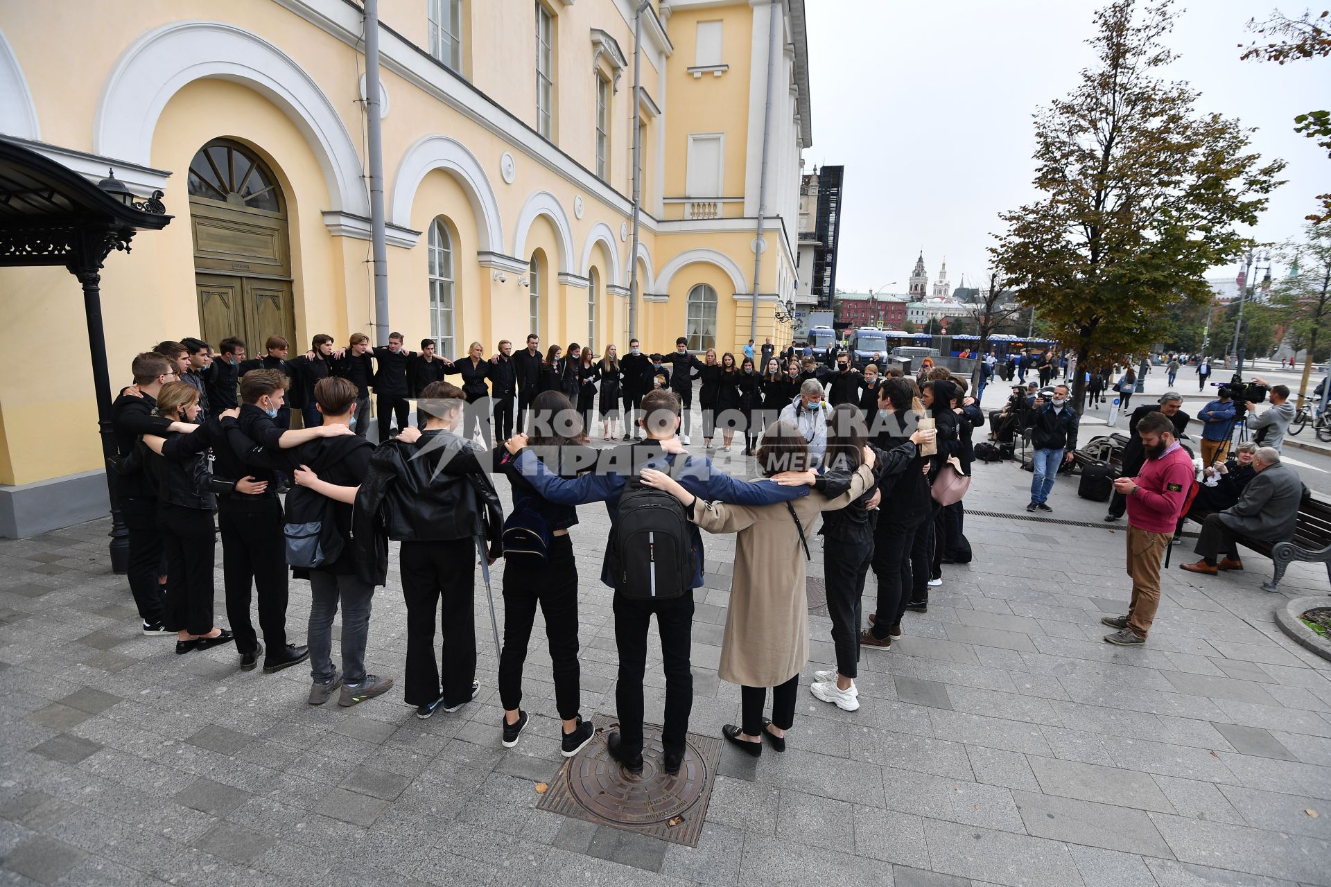 Москва. Студенты курса Бориса Клюева в Щепкинском училище во время церемонии прощания с народным артистом РФ Борисом Клюевым в Малом театре.