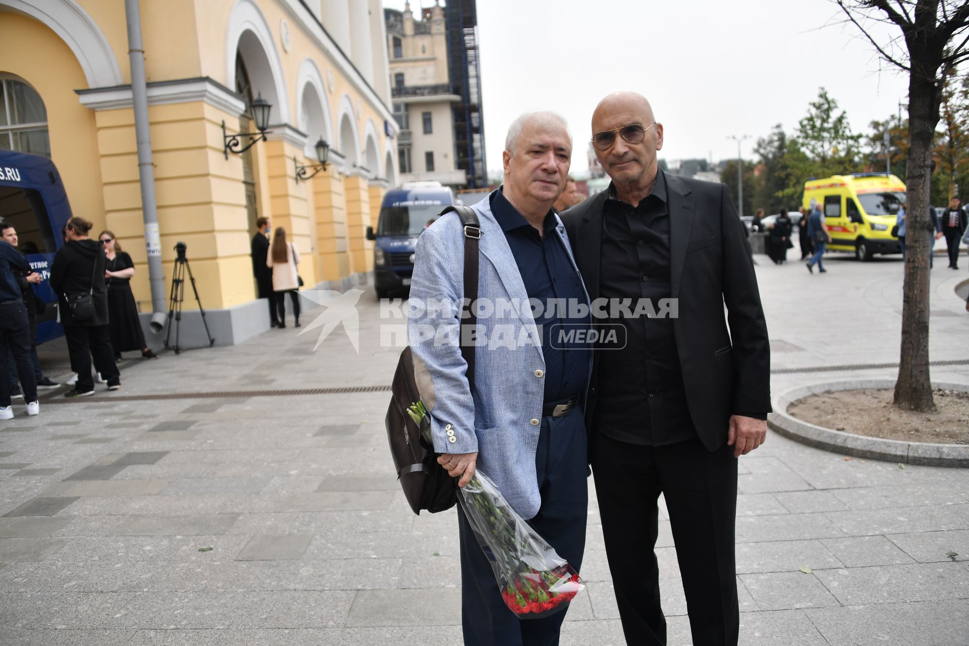 Москва.  Поэт-песенник Михаил Зеликович Шабров (справа) перед началом церемонии прощания с народным артистом России Борисом Клюевым в Малом театре.