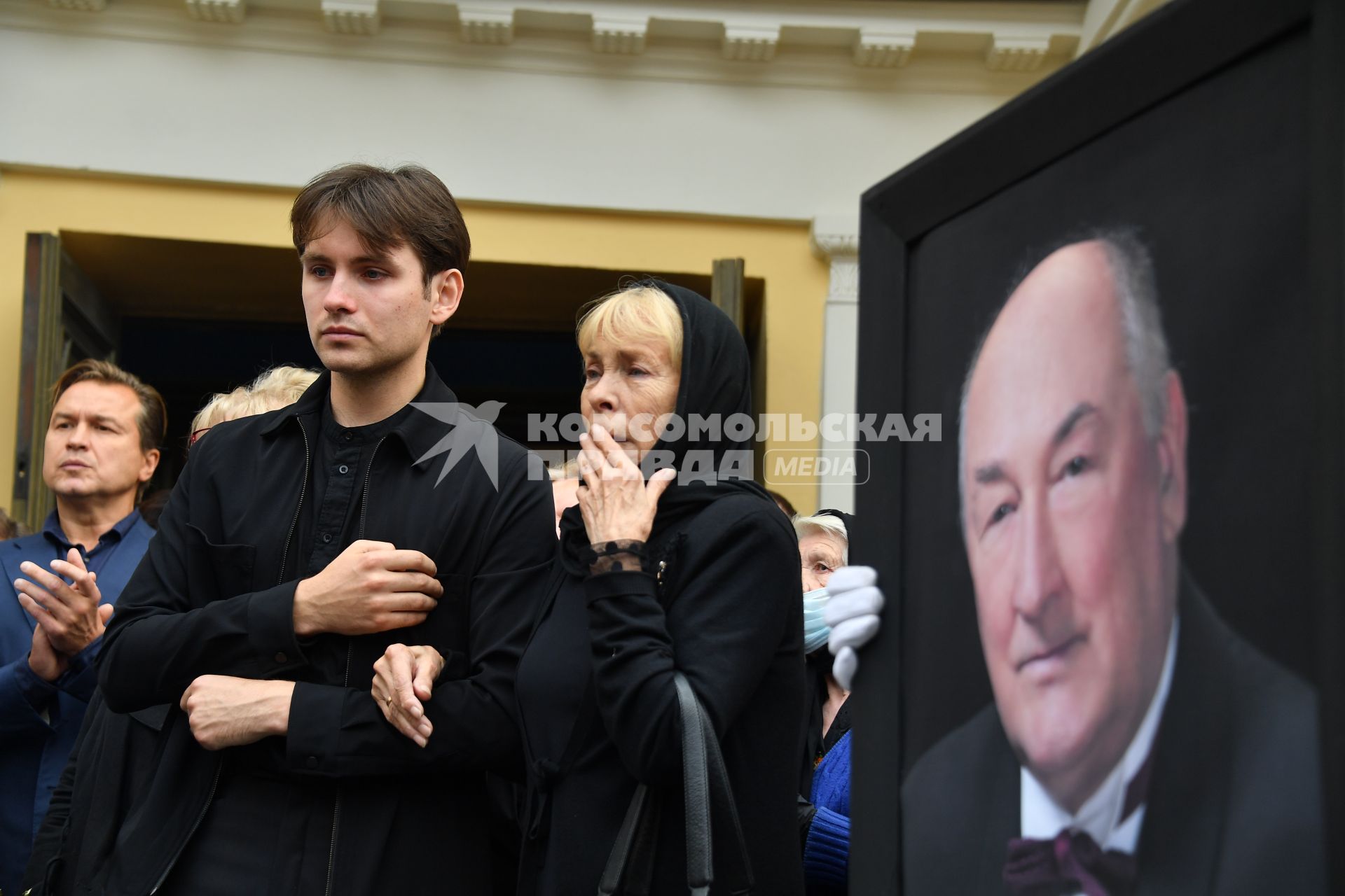 Москва.  Актер Максим Филатов и вдова Бориса Клюева Виктория во время церемонии прощания с народным артистом РФ Борисом Клюевым в Малом театре.