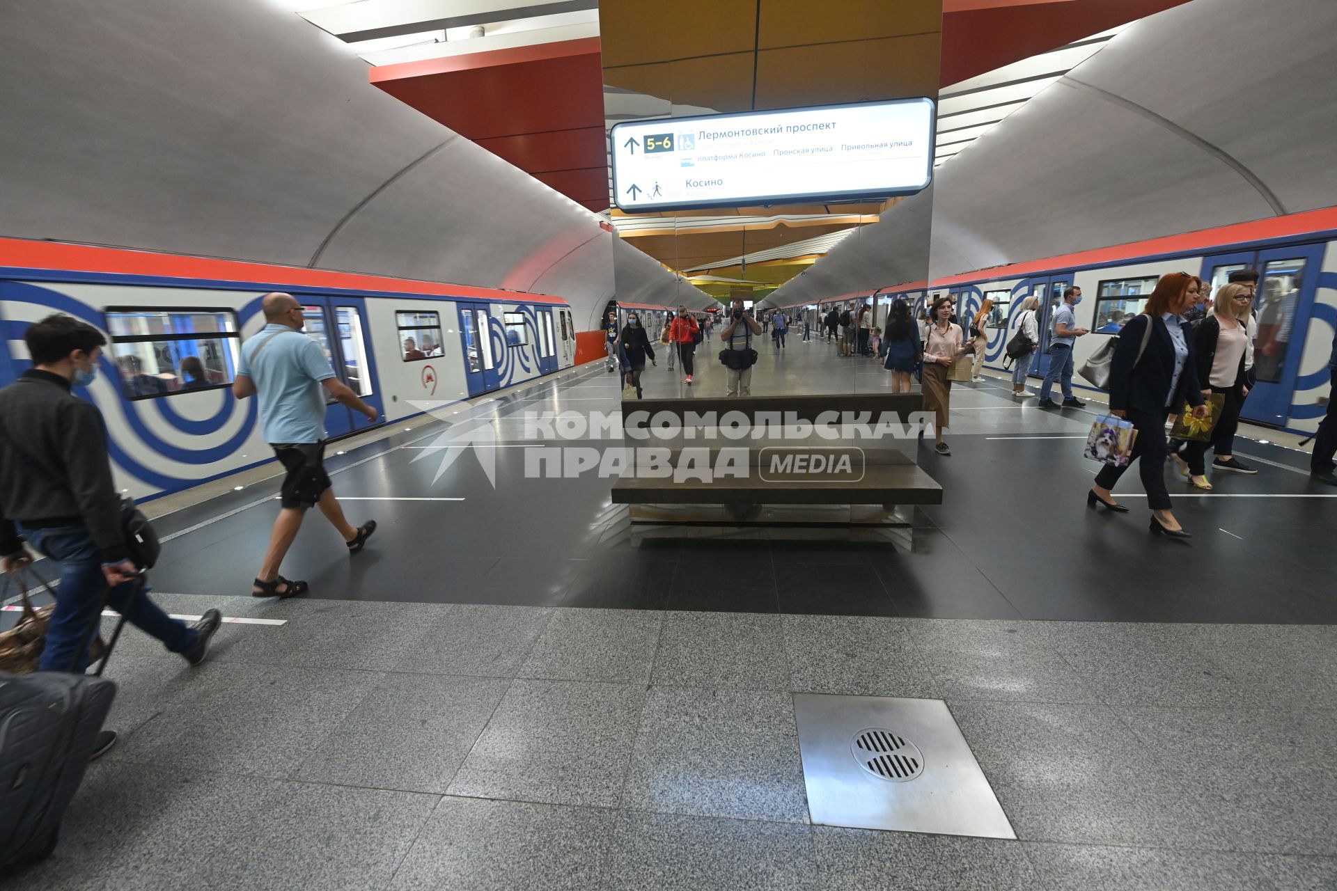 Москва. Пассажиры на станции Лермонтовский проспект  Московского метрополитена.