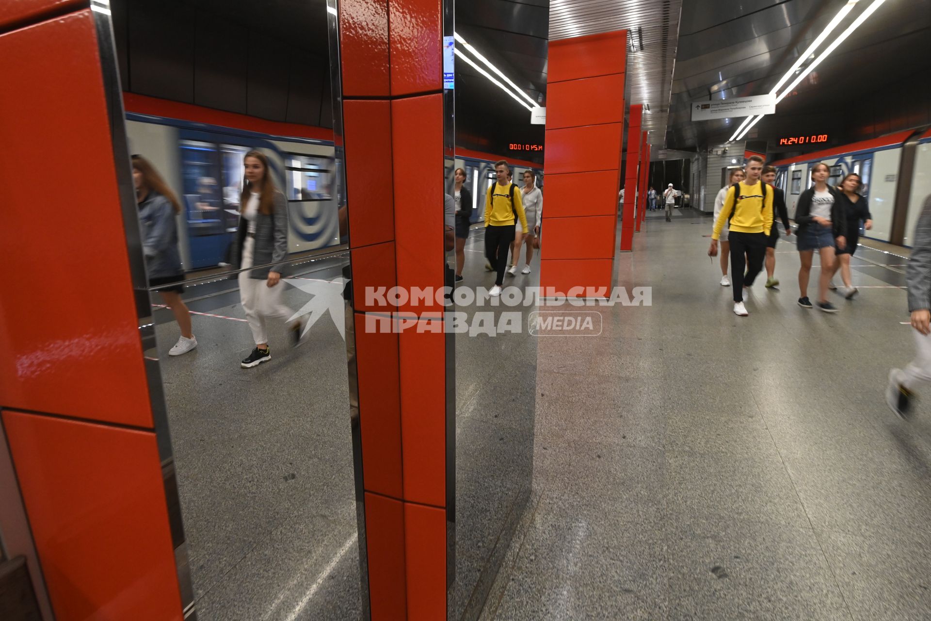 Москва. Пассажиры на станции Жулебино  Московского метрополитена.