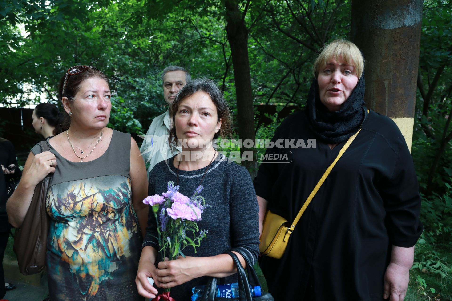 Прощание с художником, экспертом программы Первого канала ПУСТЬ ГОВОРЯТ Сергеем Заграевским. 2020. На снимке: вдова Сергея Заграевского (в центре)