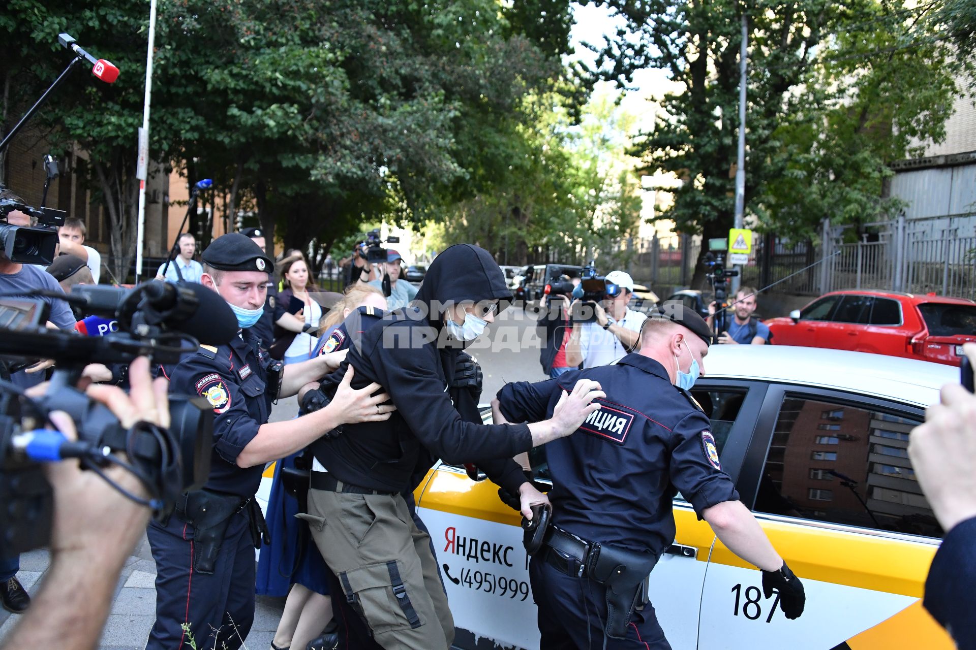 Москва.  Свидетель Андрей Гаев (в центре) у здания Пресненского суда, где продолжается рассмотрение дела актера Михаила Ефремова о ДТП со смертельным исходом.