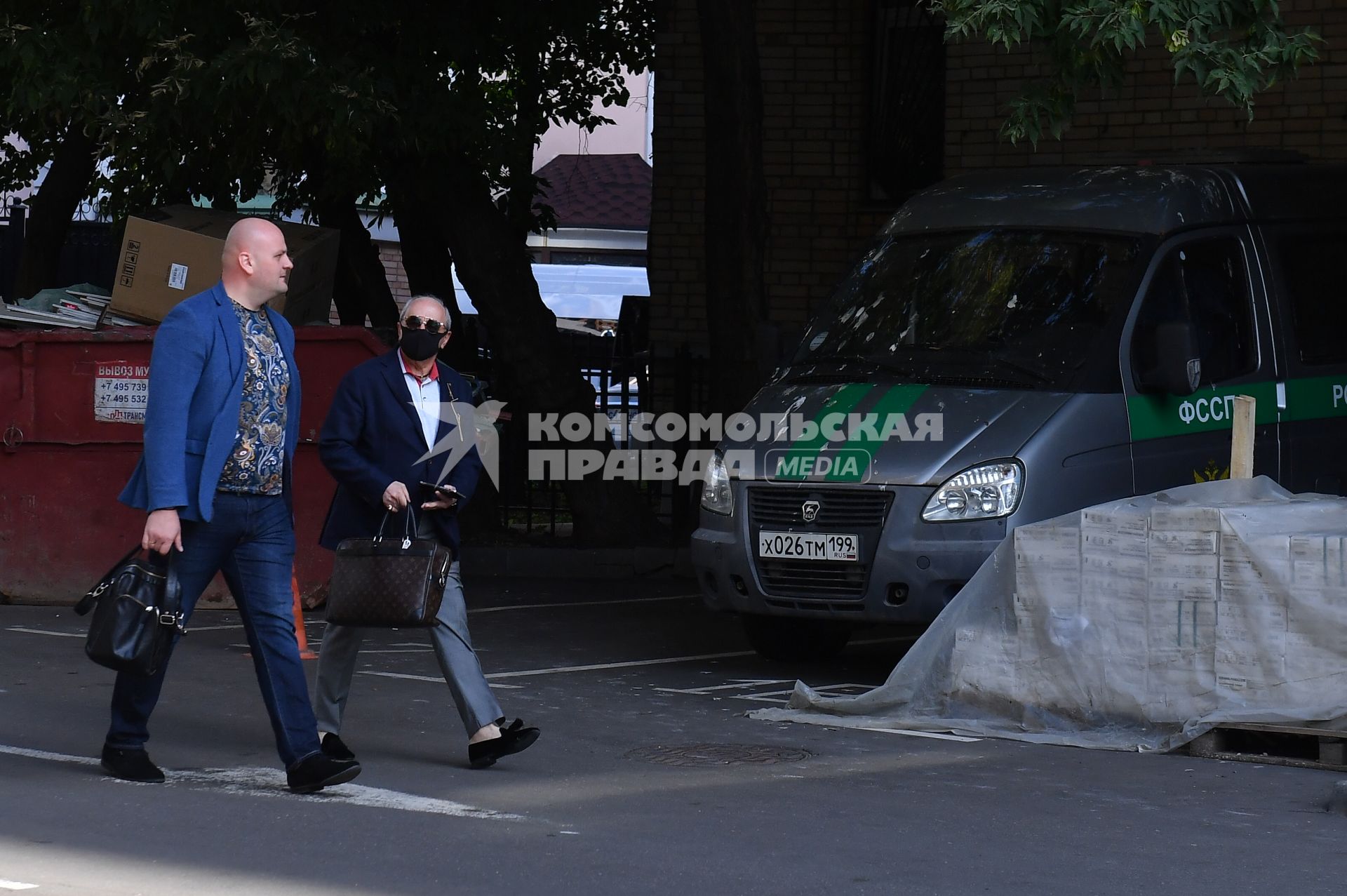 Москва. Адвокат семьи погибшего Сергея Захарова Александр Добровинский  у здания Пресненского суда перед началом рассмотрения дела о ДТП со смертельным исходом.