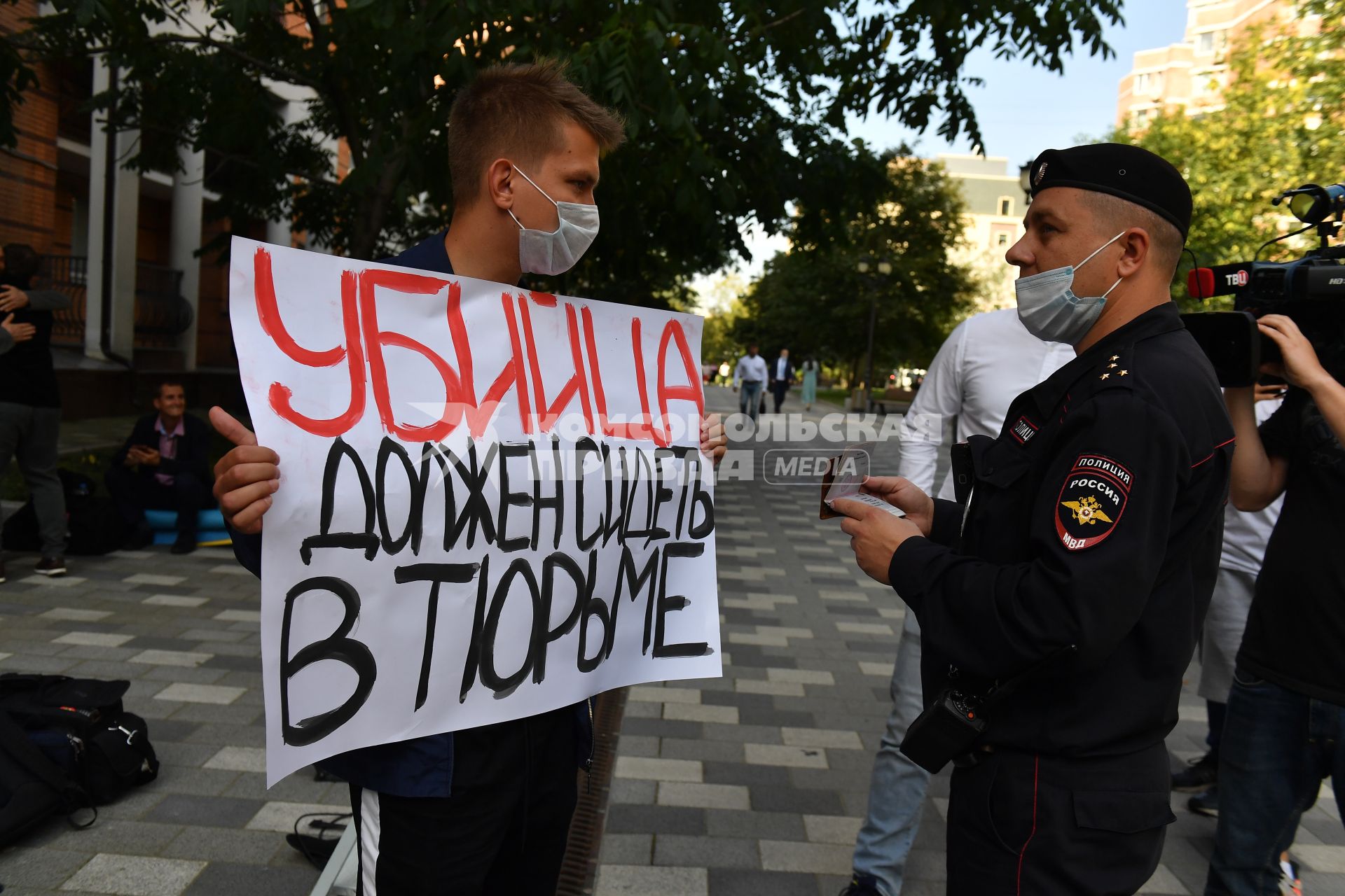 Москва. Участник одиночного пикета против Михаила Ефремова у здания Пресненского суда, где продолжается рассмотрение дела о ДТП со смертельным исходом.