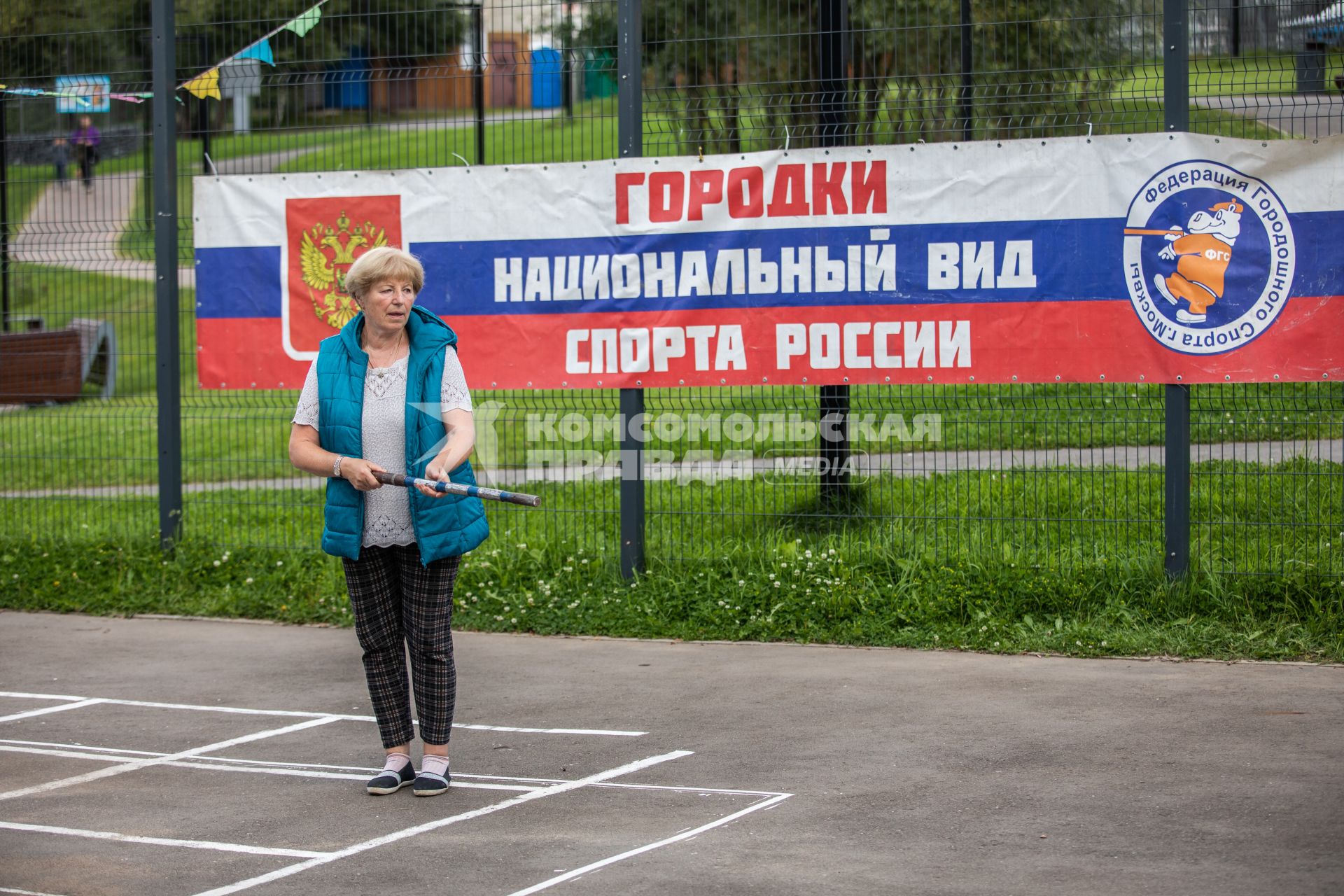 Москва. Женщина  во время игры в городки  на одной из площадок  города.