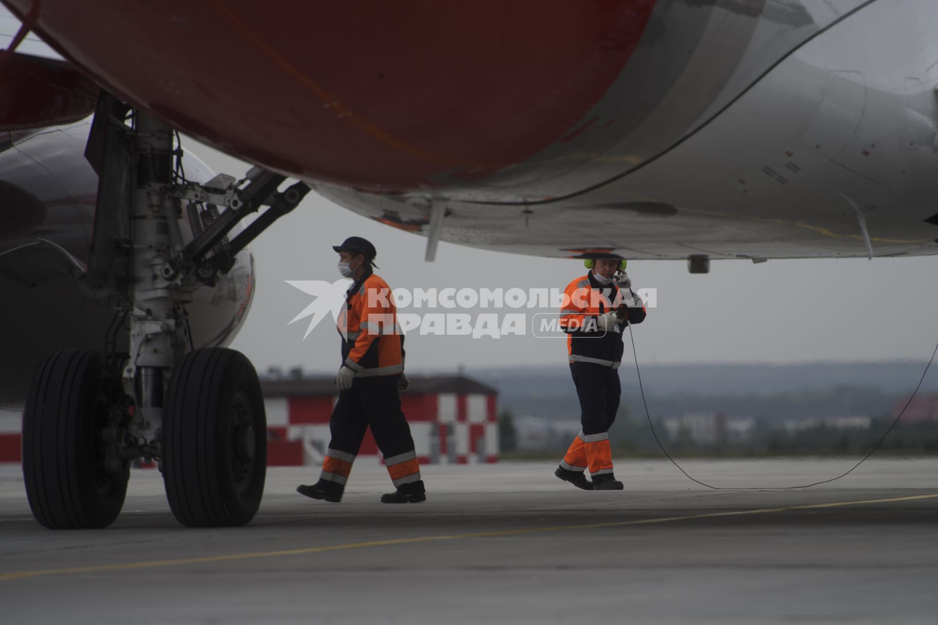 Екатеринбург. Самолет Sukhoi Superjet 100 авиакомпании \'Red Wings\' в аэропорту \'Кольцово\'. Авиакомпания \'Red Wings\' стала вторым базовым перевозчиком в Екатеринбурге после авиакомпании \'Уральские авиалинии\'