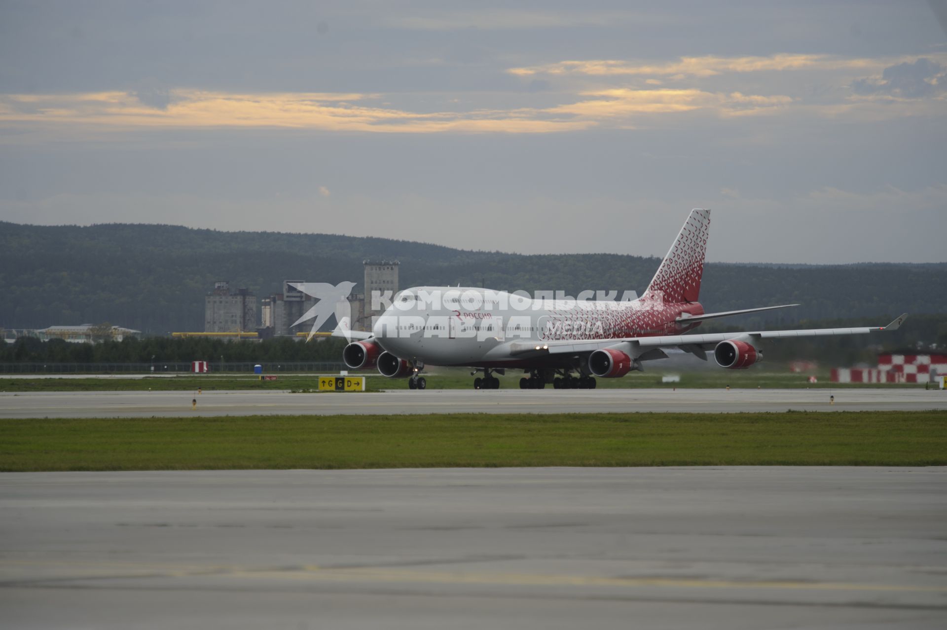 Екатеринбург. Самолет Боинг 747-400 авиакомпании \'Россия\' в аэропорту \'Кольцово\'